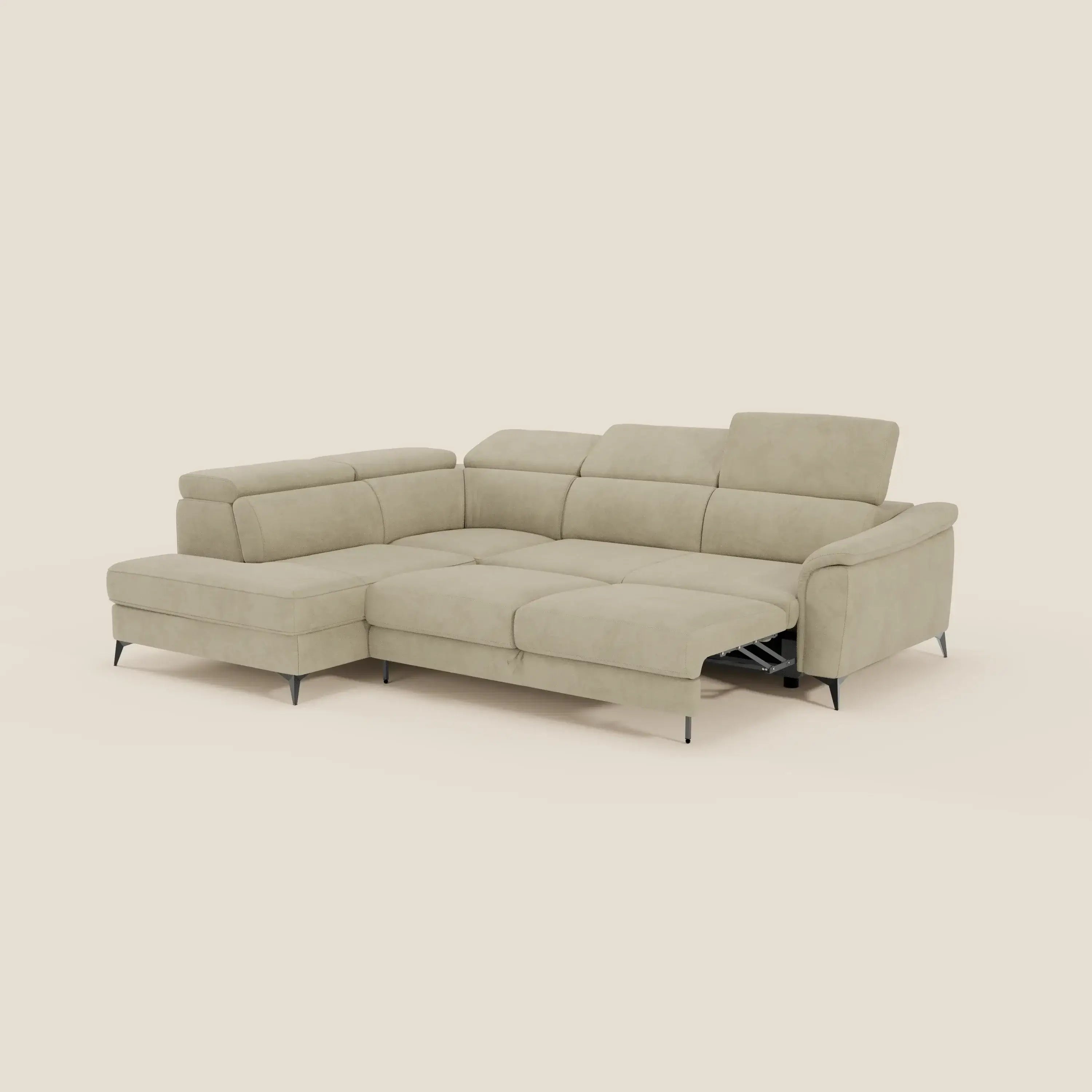 Arcos Divano angolare di Divani.Store è caratterizzato da ampie sedute imbottite, poggiatesta reclinabili, sottili gambe in metallo nero, chaise longue estraibile e poggiapiedi relax elettrico. Rivestito in microfibra impermeabile T11 beige.