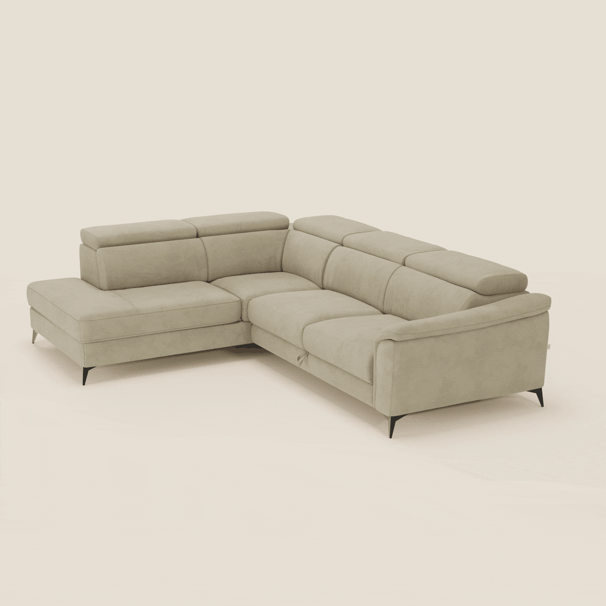 Arcos Ecksofa – hohe Füße und verstellbare Kopfstützen aus wasserfester Mikrofaser T11 beige