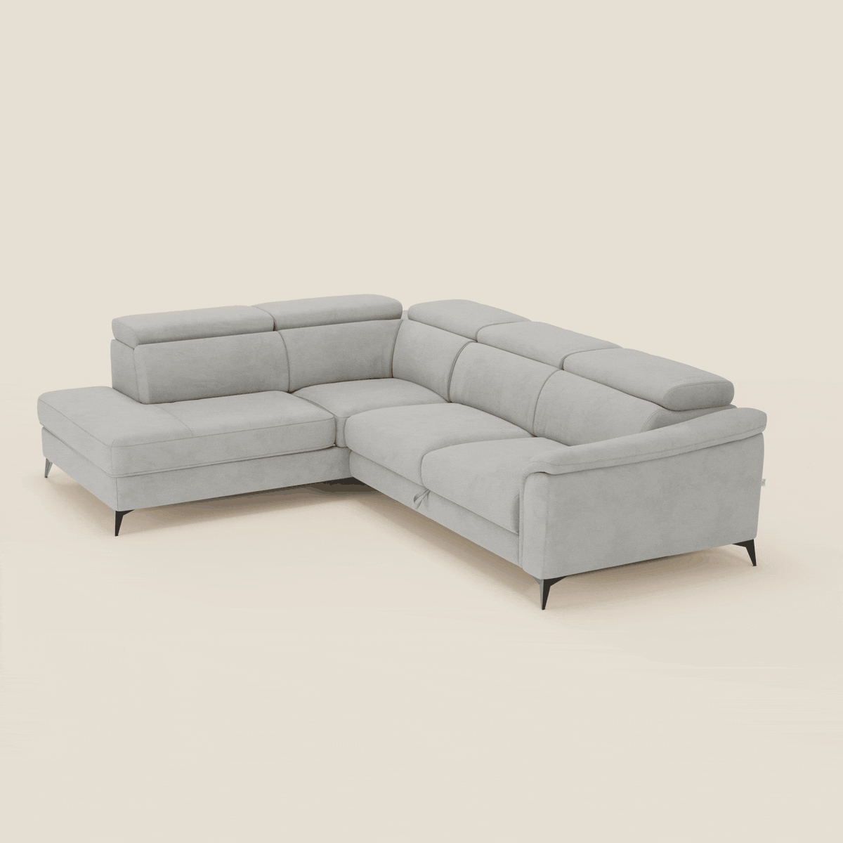 Arcos Divano angolare di Divani.Store è caratterizzato da una forma a L, chaise longue estraibile, poggiatesta reclinabili, sedute imbottite e gambe alte di colore nero in microfibra impermeabile grigio chiaro T11 su fondo neutro.