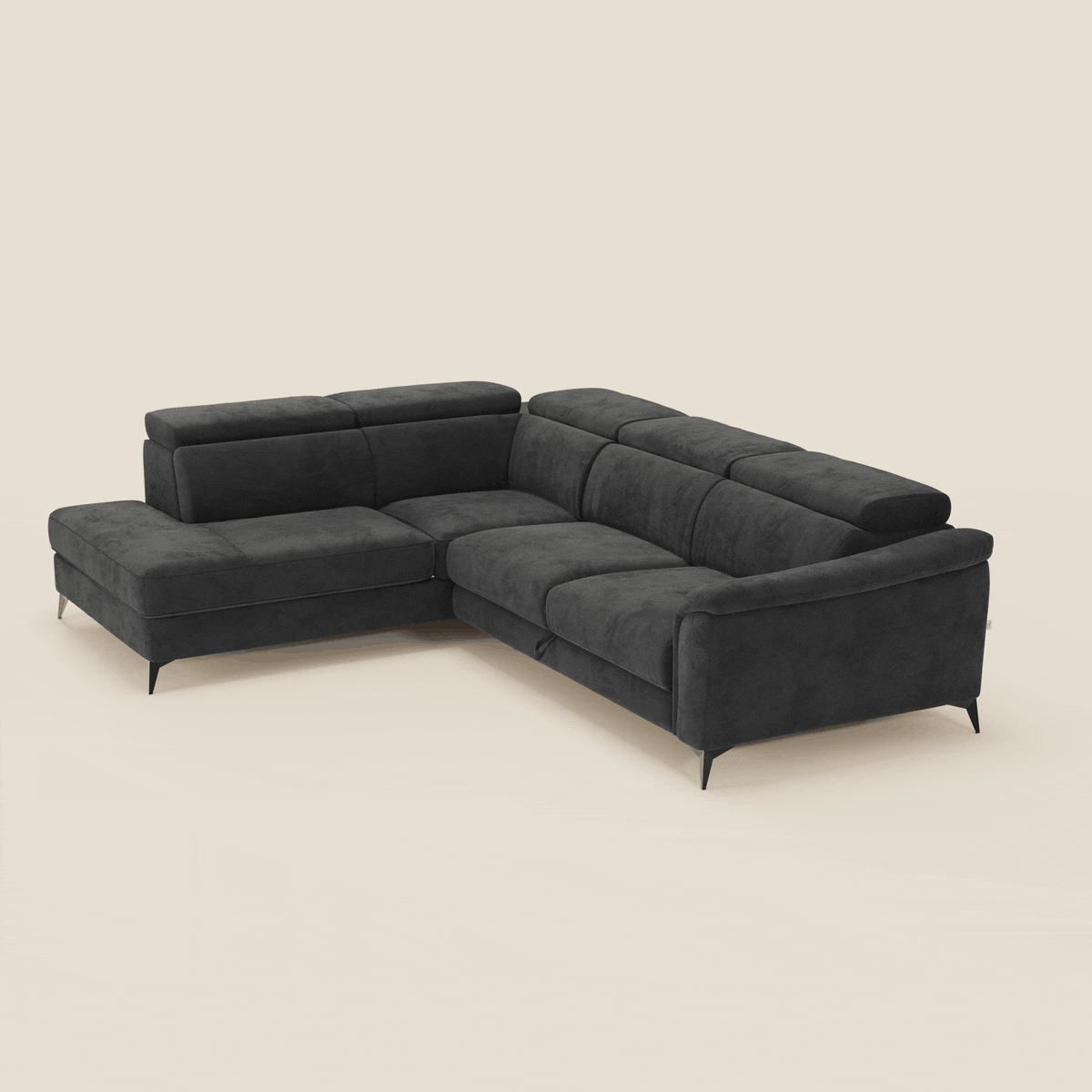 Il divano angolare Arcos Divano di Divani.Store è caratterizzato da un design a L in microfibra nera impermeabile T11, gambe alte, cuscini morbidi e poggiatesta regolabili. Su uno sfondo beige chiaro.