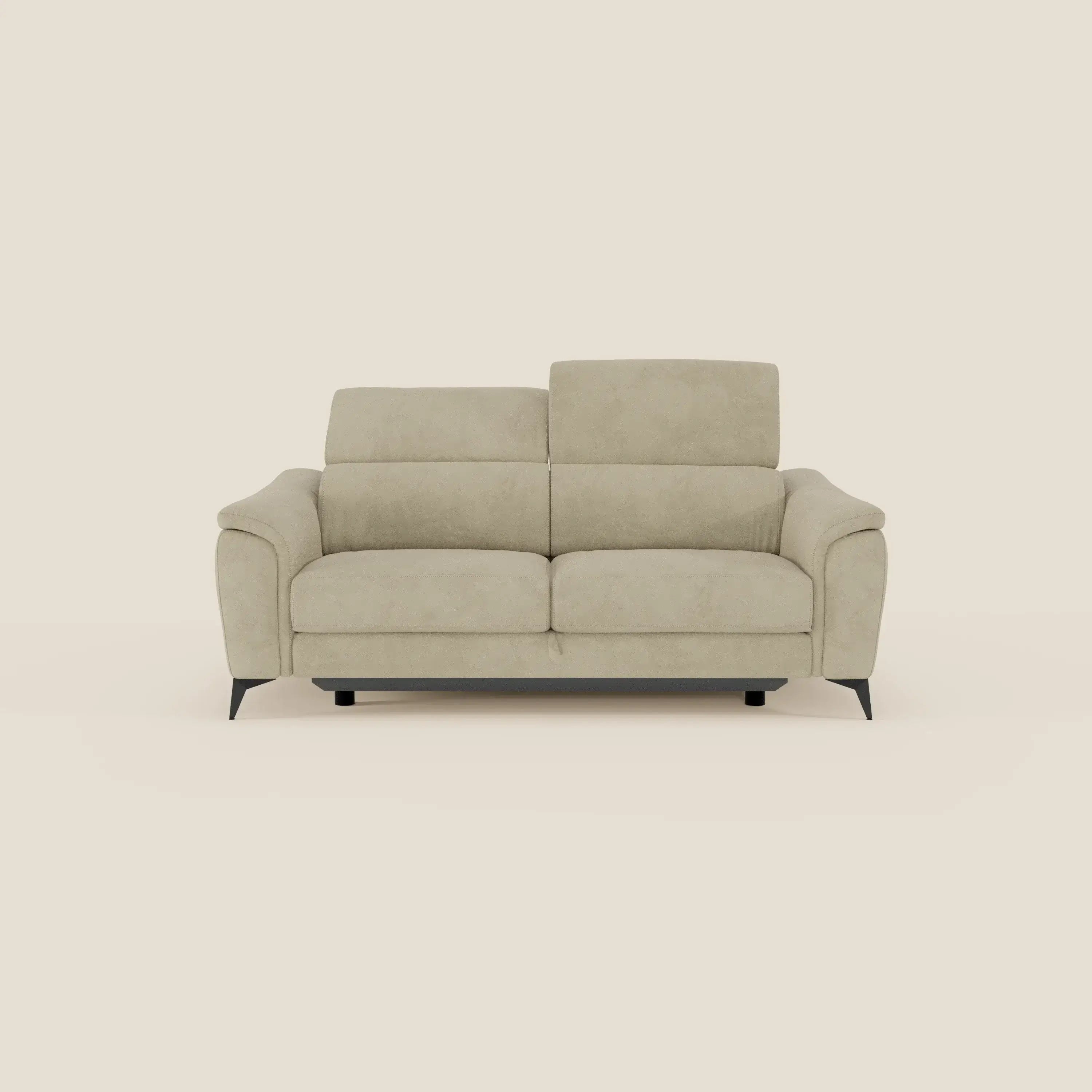 Arcos Divano 3 posti di Divani.Store è un divano moderno beige in microfibra impermeabile T11, caratterizzato da morbidi cuscini, ampi braccioli, due poggiatesta reclinabili, design minimalista e alte gambe nere.