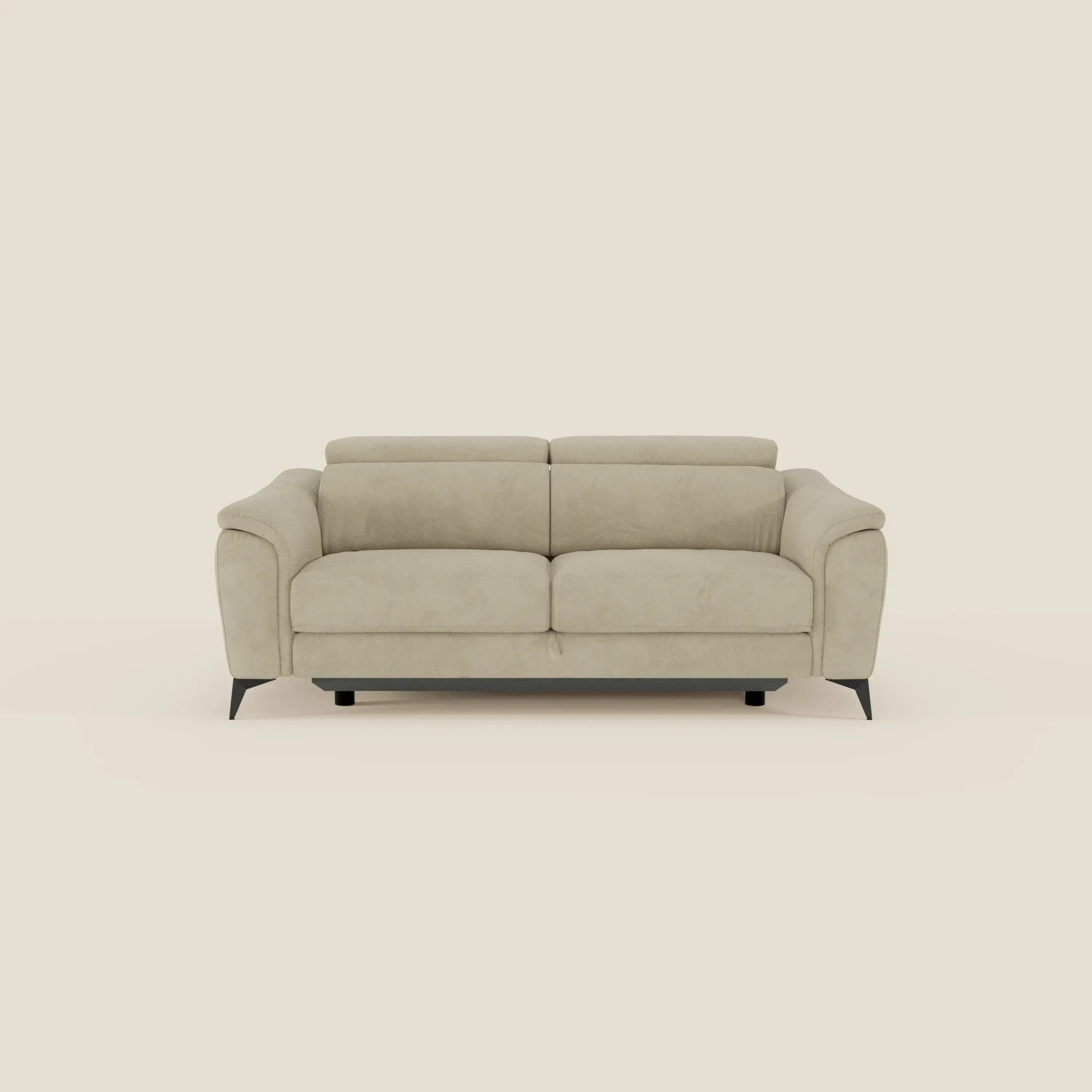 Arcos Divano 3 posti di Divani.Store è caratterizzato da gambe alte, poggiatesta reclinabili e microfibra impermeabile beige T11 per uno stile elegante e minimalista, perfetto su uno sfondo beige per un tocco moderno.