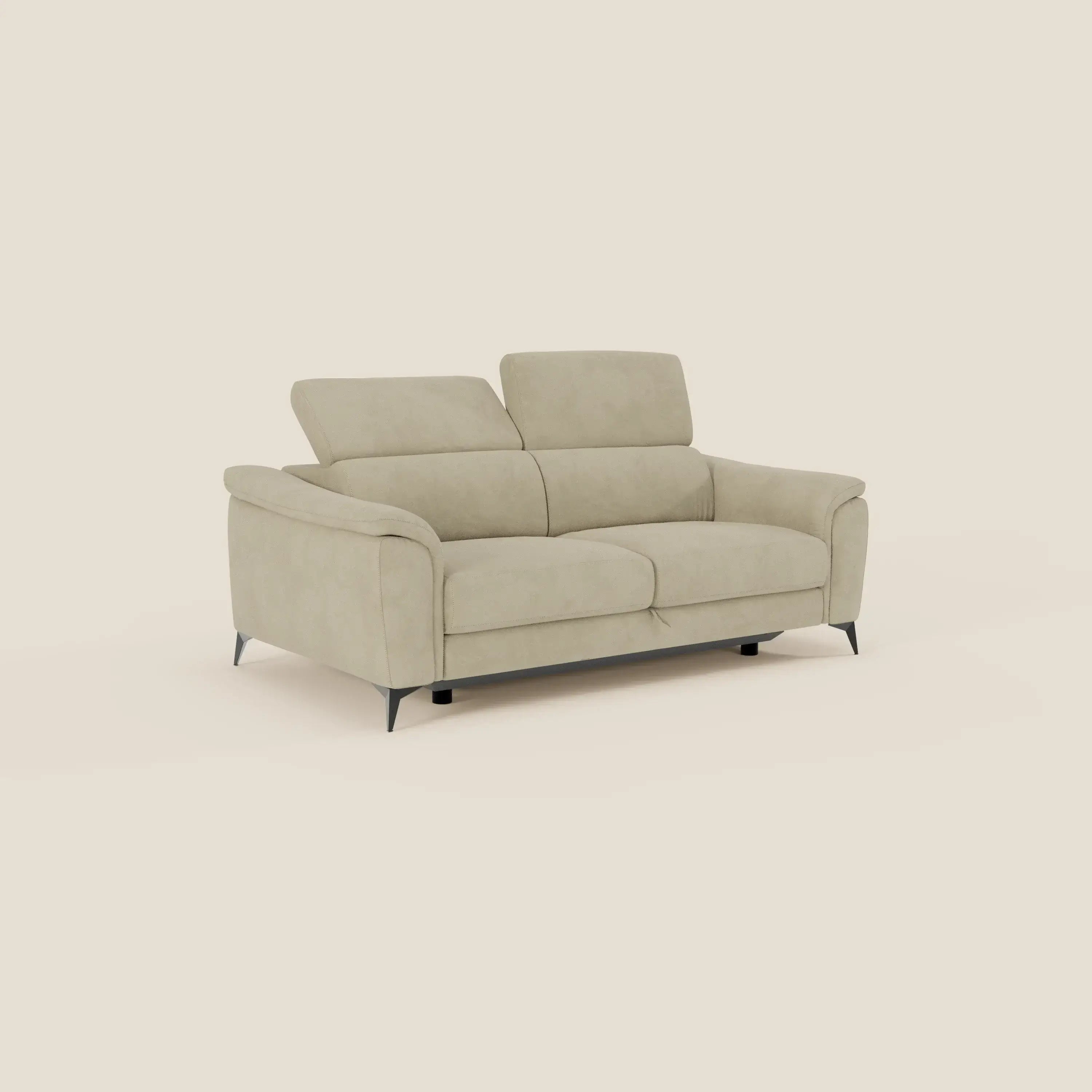 Arcos Divano 3 posti di Divani.Store è caratterizzato da microfibra impermeabile beige, gambe alte e poggiatesta reclinabili. Il suo look minimalista e il suo comfort spiccano su uno sfondo color crema chiaro.