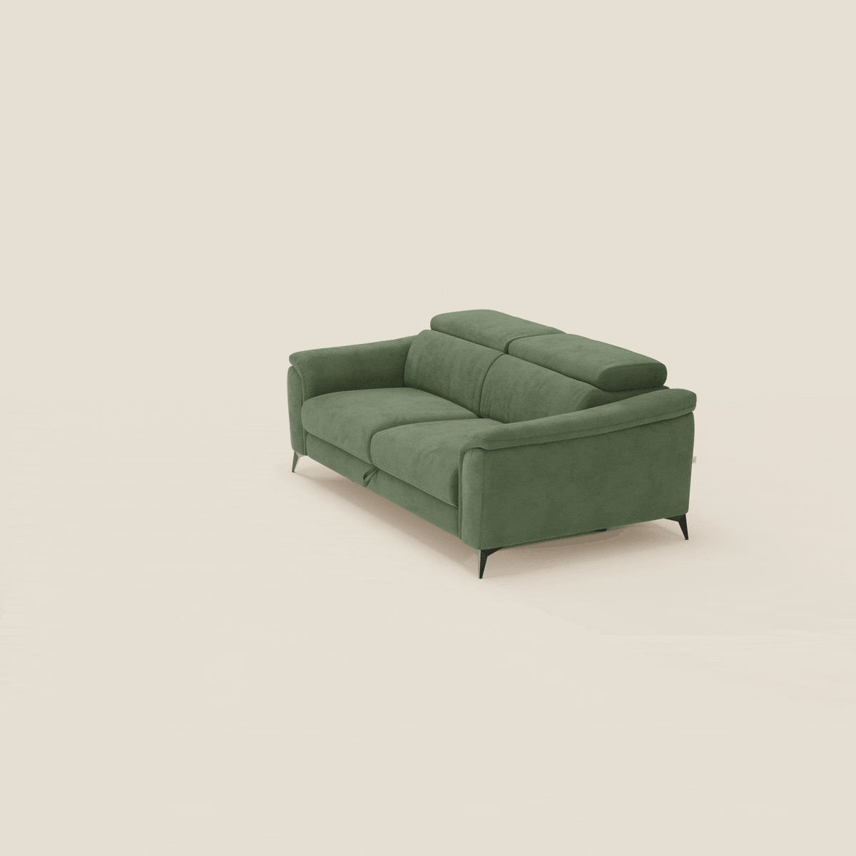 Arcos Divano 3 posti di Divani.Store è caratterizzato da un design moderno in microfibra impermeabile verde con gambe alte nere e poggiatesta regolabili, cuscini e braccioli per un comfort elegante, su uno sfondo beige chiaro.