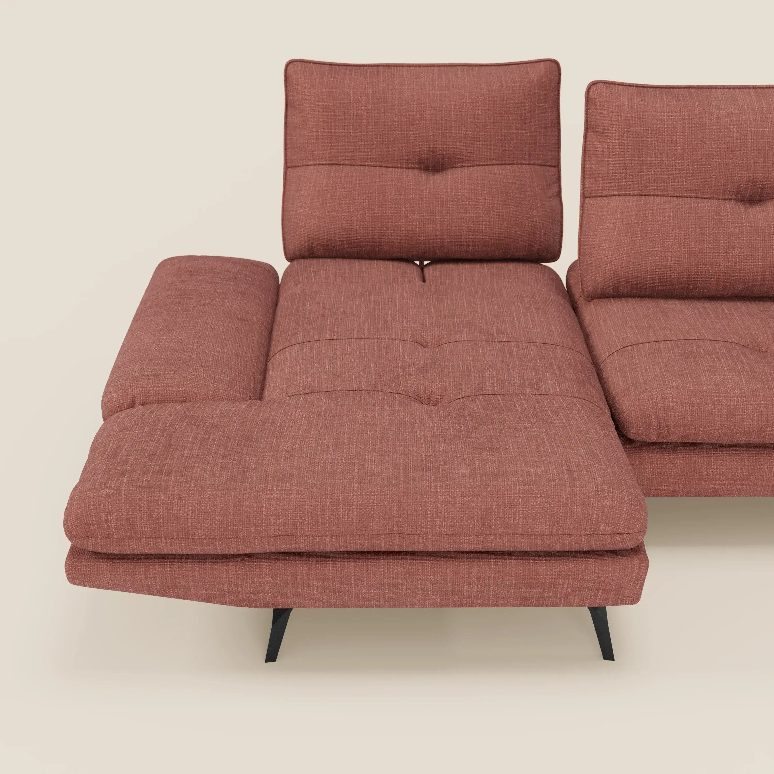 Ardex Divano con penisola di Divani.Store è dotato di schienali scorrevoli, braccioli regolabili ed elegante tessuto impermeabile T06 corallo per un look moderno.