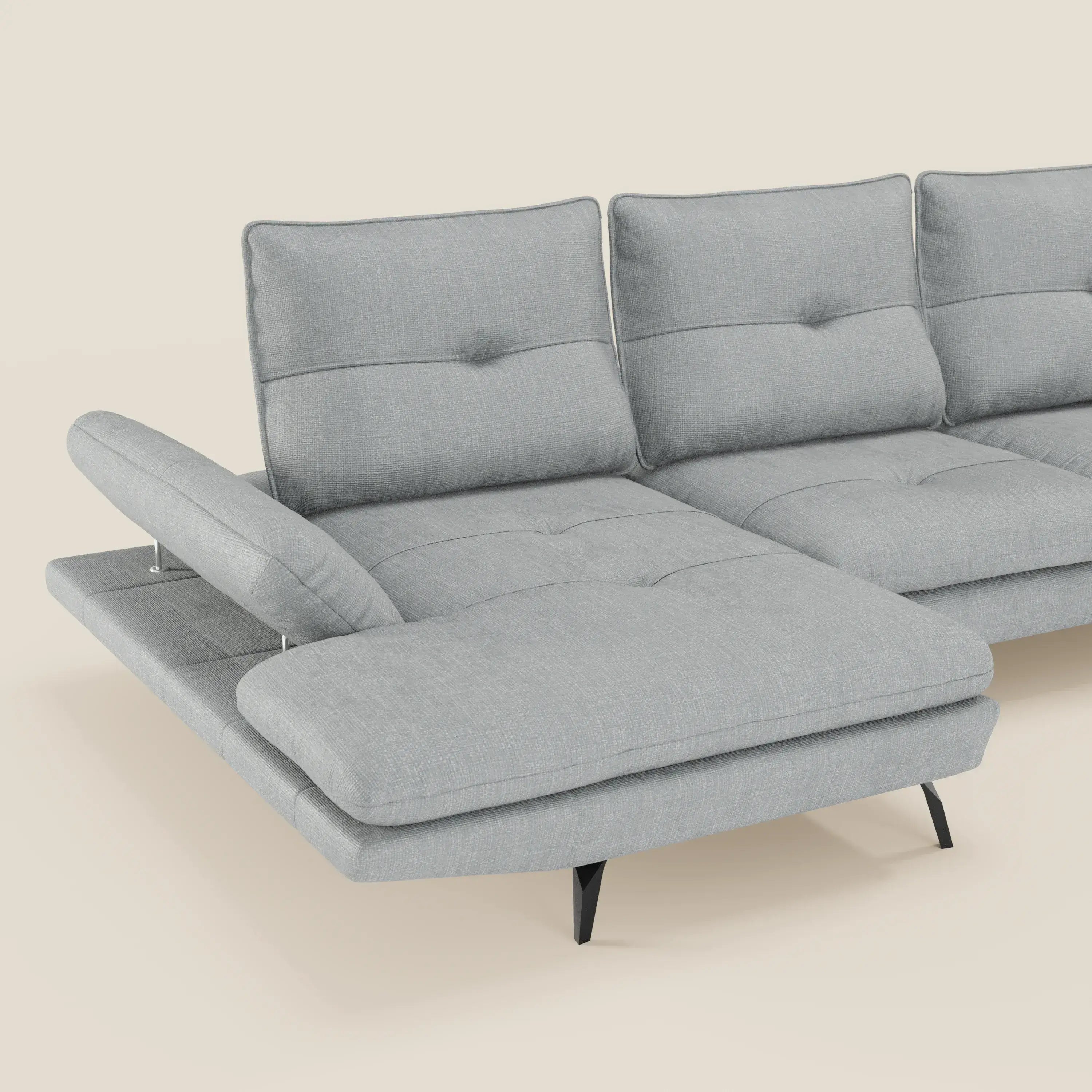 Il Divano con penisola Ardex di Divani.Store è caratterizzato da schienali traslanti, braccioli regolabili e gambe nere angolate in elegante tessuto impermeabile T06 ghiaccio. Il bracciolo di sinistra è in rilievo su uno sfondo beige neutro.