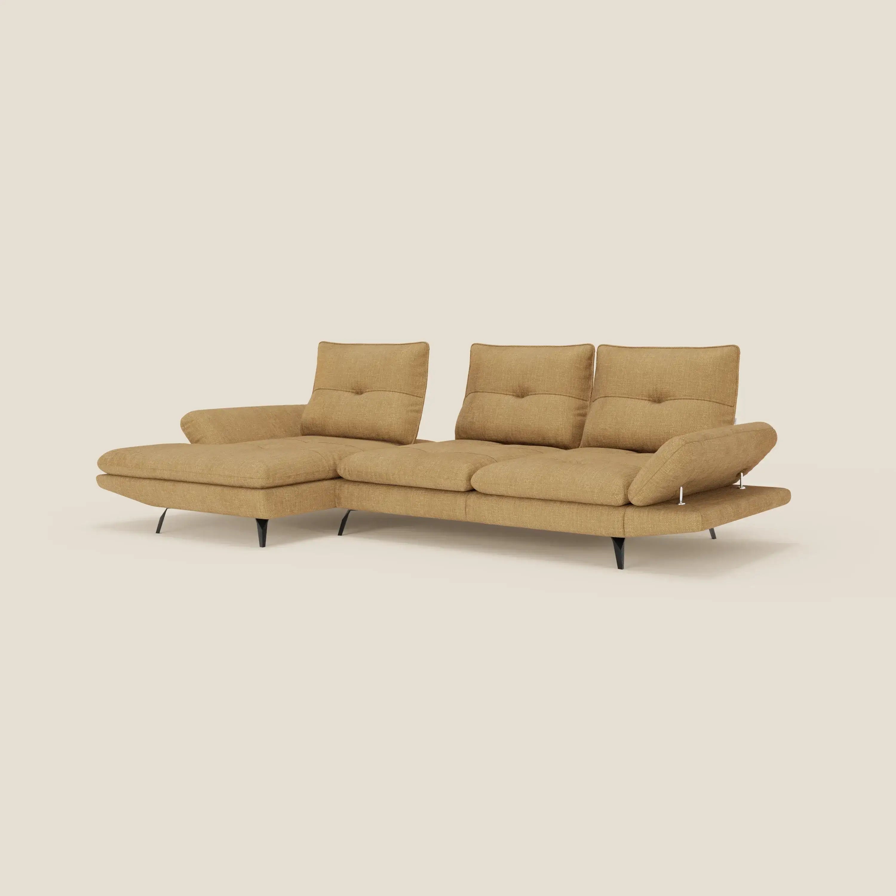 Ardex Divano con penisola di Divani.Store, in elegante tessuto impermeabile giallo T06, è caratterizzato da braccioli regolabili, schienali scorrevoli, tre cuscini trapuntati, chaise longue a sinistra e gambe affusolate nere. In questo caso, lo sfondo è bianco sporco.