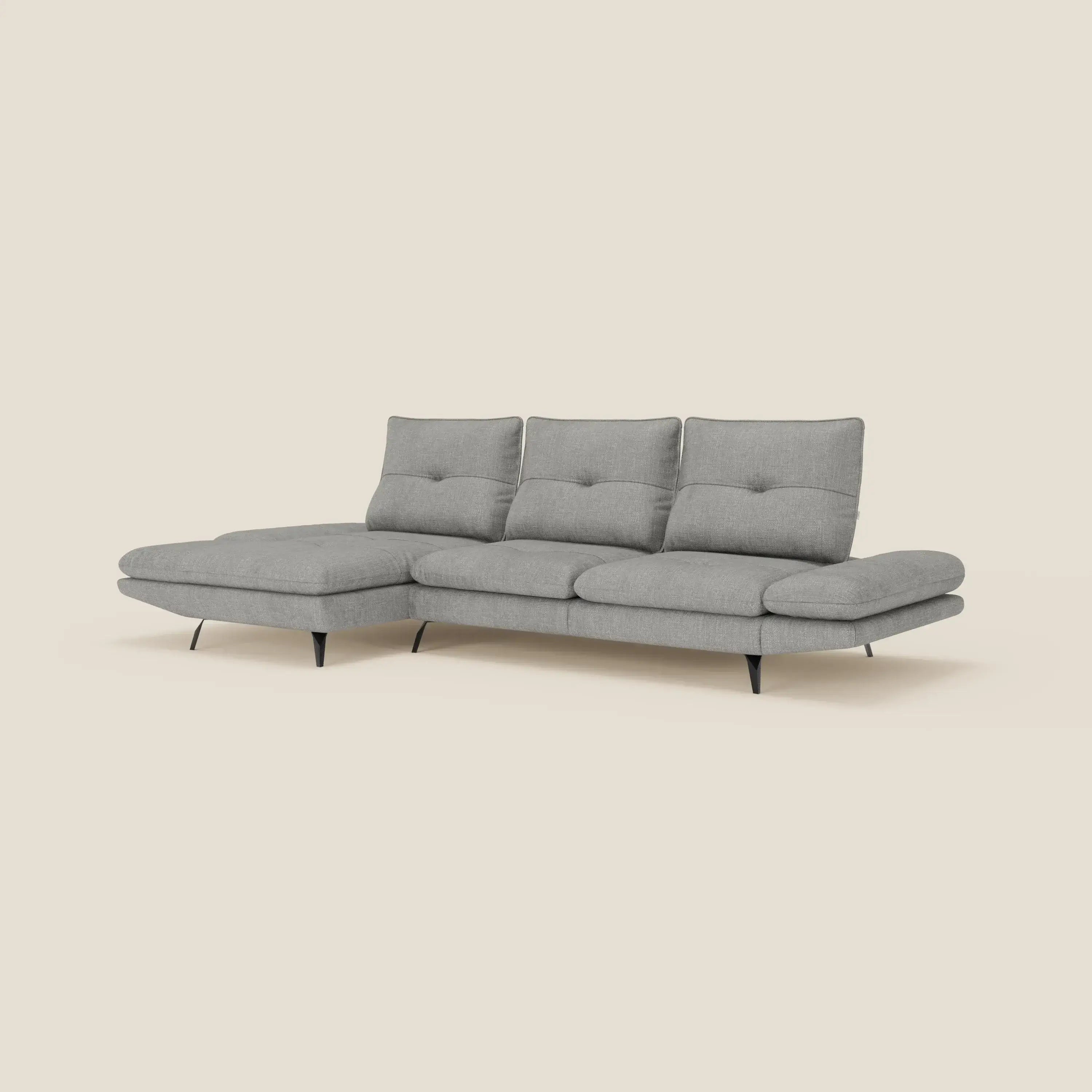 Ardex Divano con penisola di Divani.Store è caratterizzato da schienali scorrevoli, braccioli regolabili ed elegante tessuto impermeabile T06 grigio chiaro. Poggiato su gambe angolate in metallo nero e dotato di una chaise sul lato sinistro, si staglia su uno sfondo beige semplice.