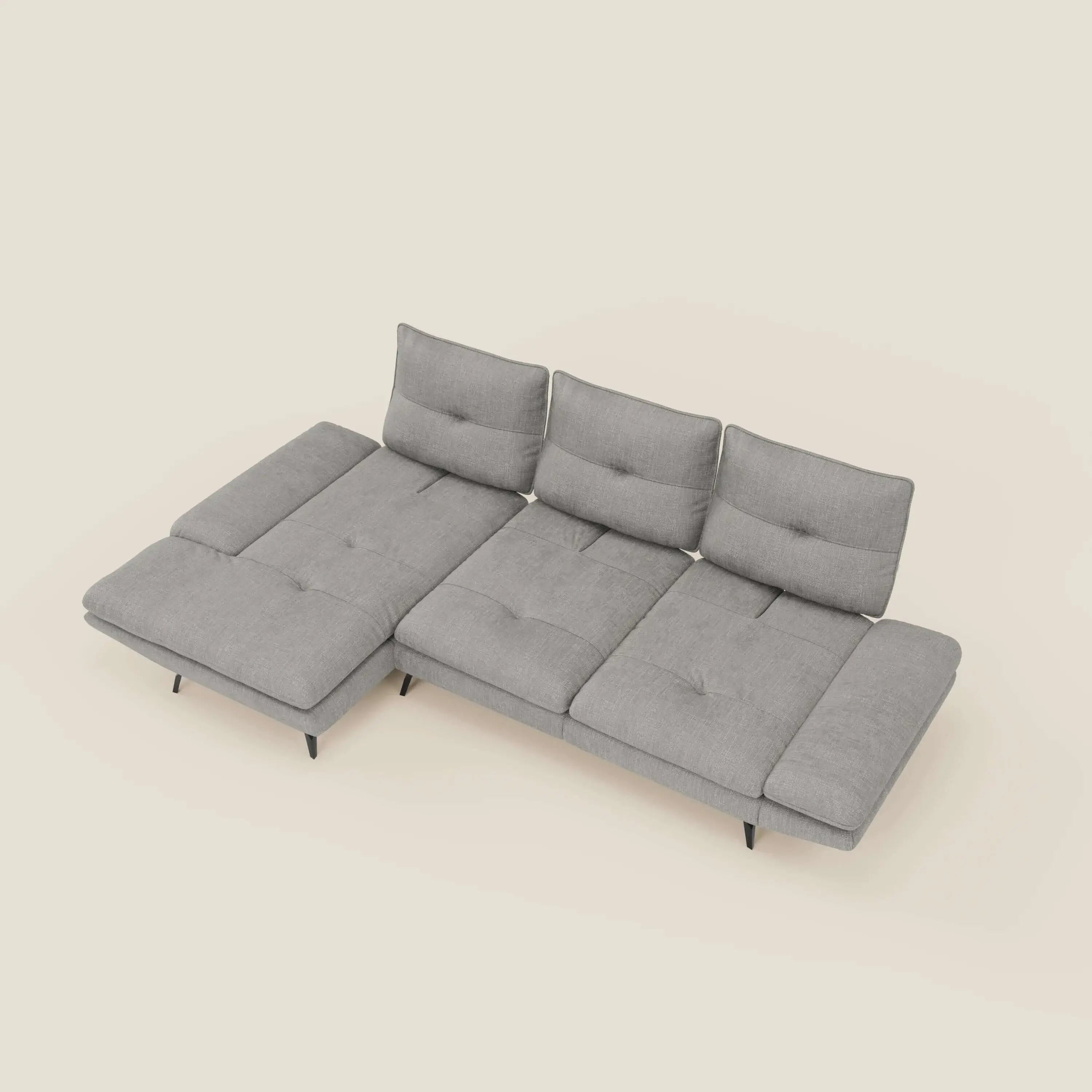 Il Divano con penisola Ardex di Divani.Store è caratterizzato da schienali traslanti, braccioli regolabili ed elegante tessuto impermeabile grigio T06, con forma a L e gambe basse nere, su sfondo chiaro.