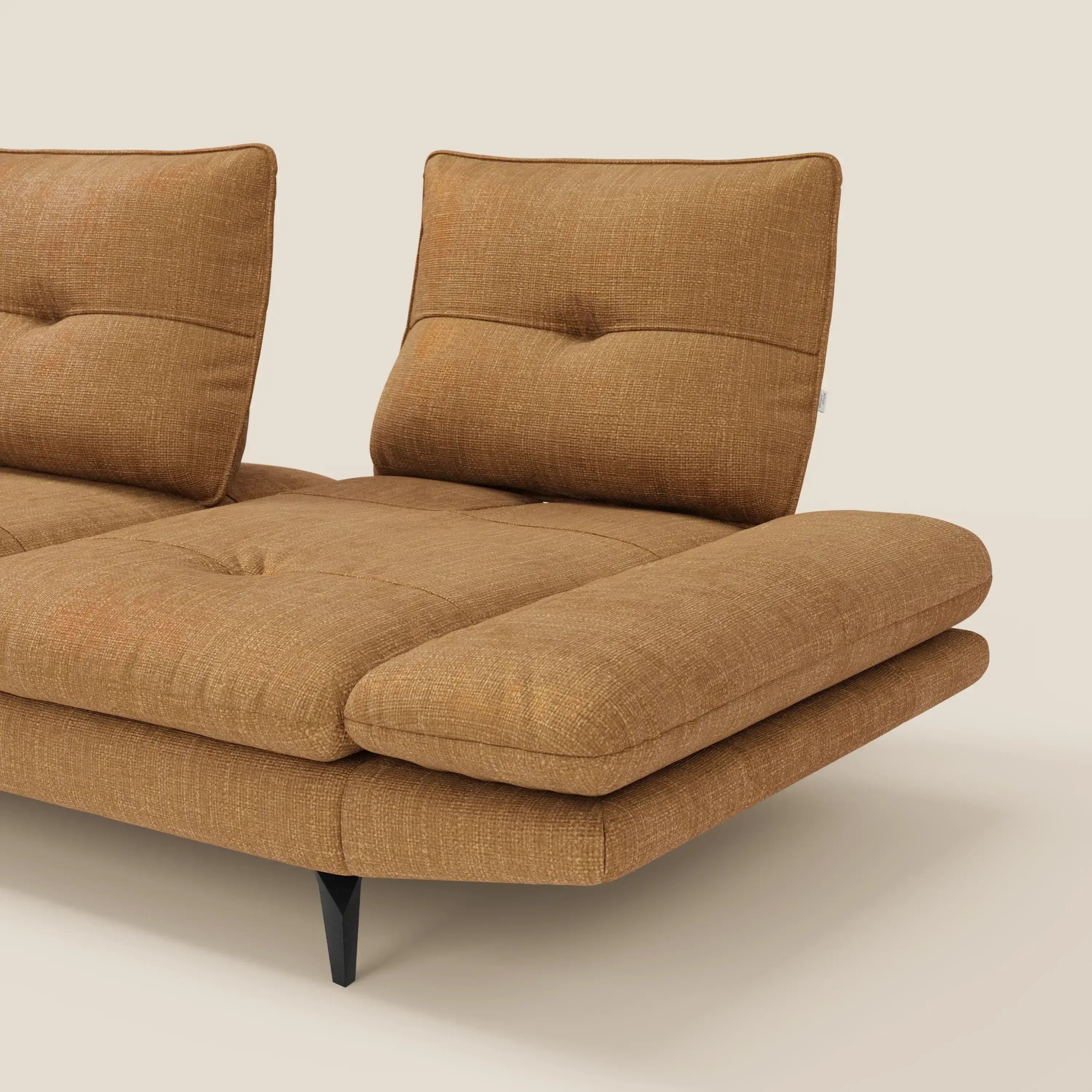 Ardex Divano con penisola di Divani.Store è caratterizzato da schienali traslanti, braccioli regolabili ed elegante tessuto impermeabile T06 ocra. Le sottili gambe in metallo nero completano il look moderno su uno sfondo bianco sporco.