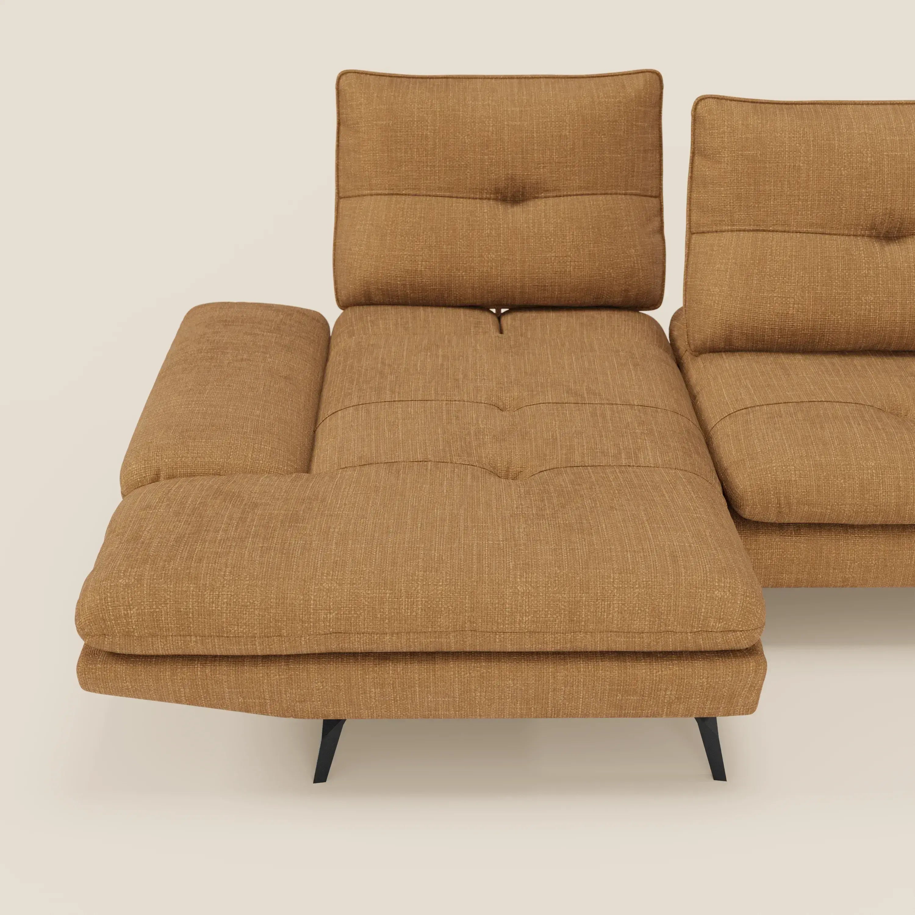 Ardex Divano con penisola di Divani.Store, in elegante tessuto impermeabile T06 ocra, presenta schienali scorrevoli, braccioli regolabili e una moderna chaise longue orientata a sinistra con gambe angolari contemporanee in metallo nero.