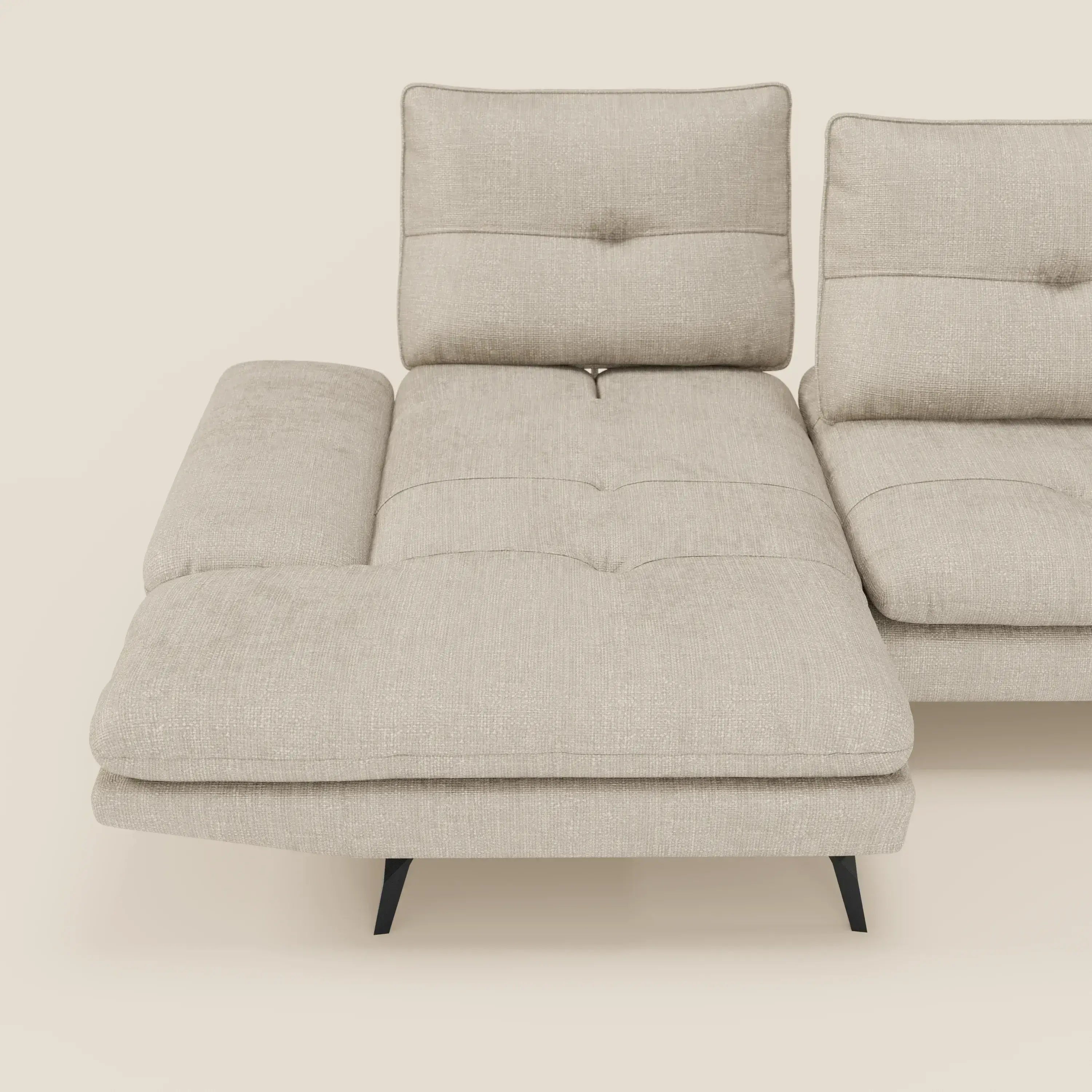 Ardex Divano con penisola di Divani.Store è caratterizzato da schienali traslanti, braccioli regolabili ed elegante tessuto impermeabile T06 panna. Le gambe angolate nere e il design minimalista ne esaltano il fascino moderno su uno sfondo crema chiaro.