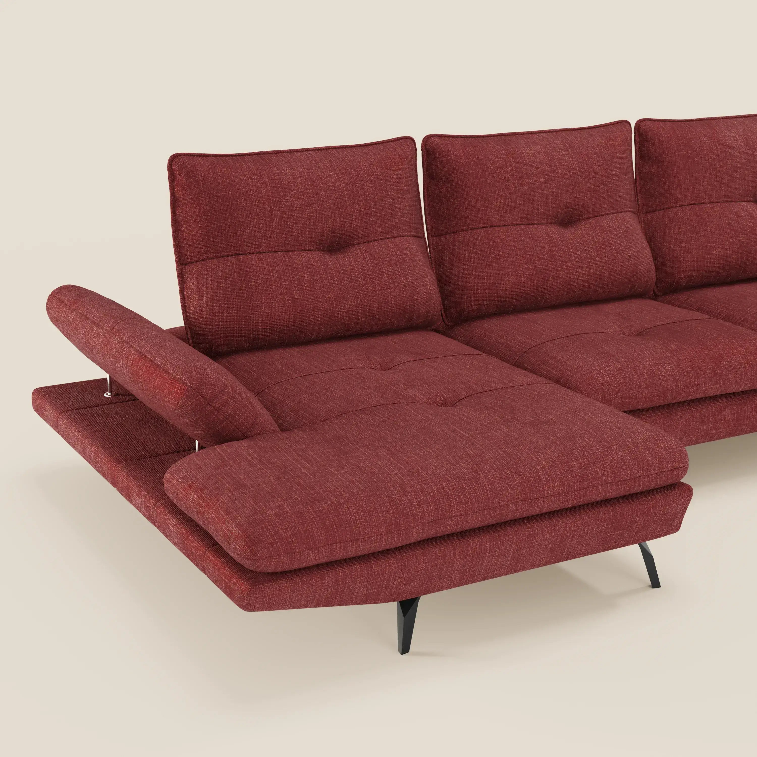 Il Divano con penisola Ardex di Divani.Store è caratterizzato da schienali traslanti, braccioli regolabili e rivestimento in elegante tessuto impermeabile rosso T06. Il divano ha tre schienali e gambe angolari nere, su uno sfondo chiaro.