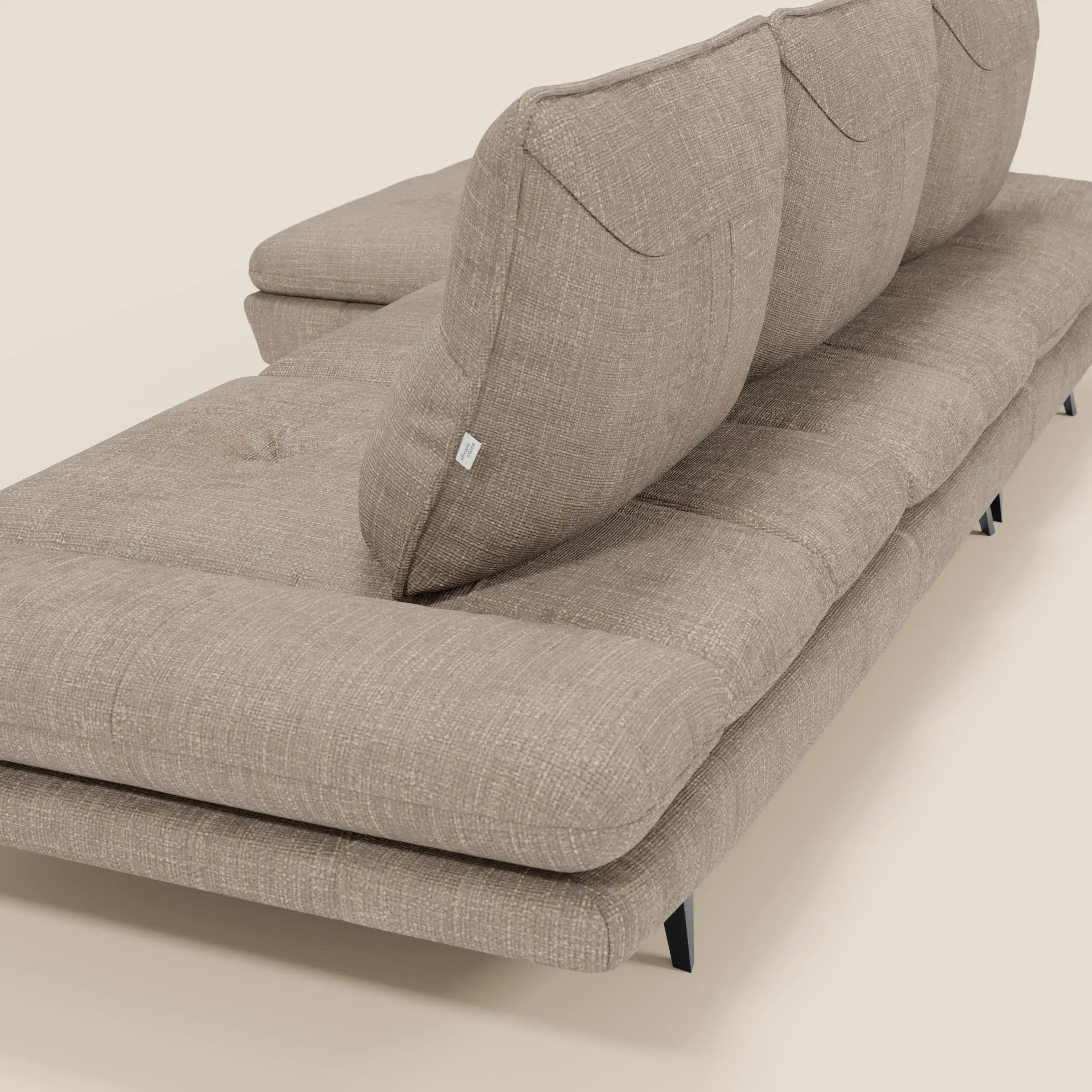 Primo piano di Ardex Divano con penisola di Divani.Store, in tessuto impermeabile T06 tortora con schienali scorrevoli e braccioli regolabili, dal design moderno e minimalista con gambe in metallo nero su sfondo chiaro.