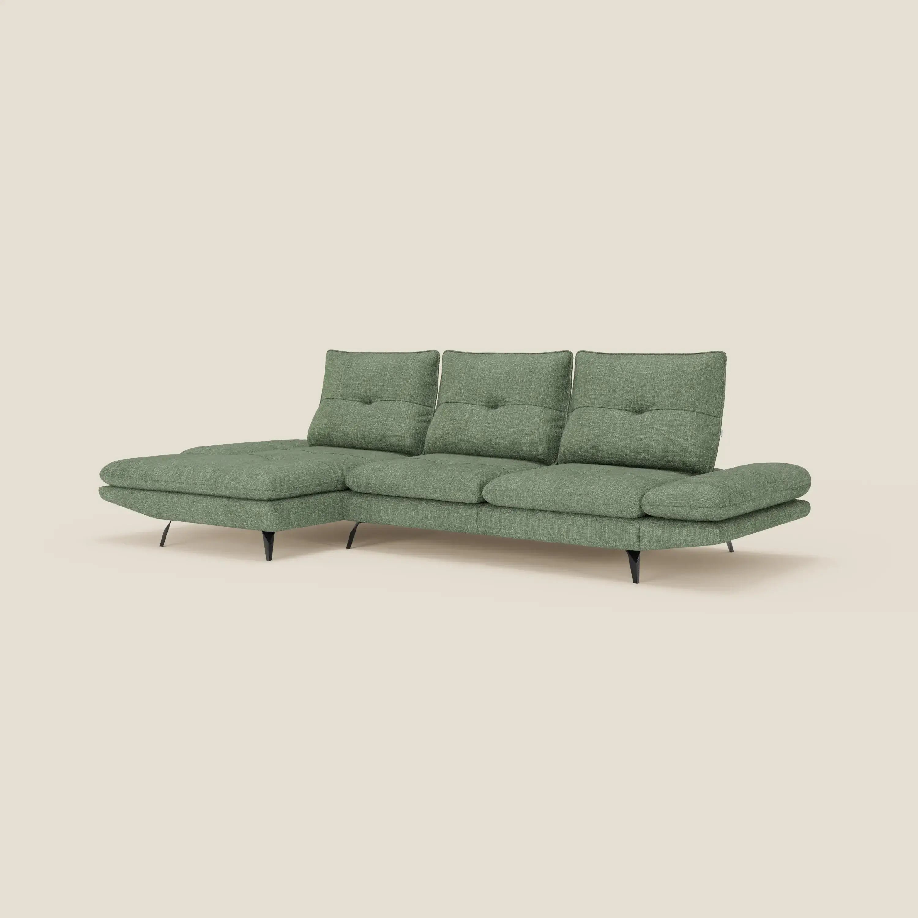 Ardex Divano con penisola di Divani.Store è un moderno componibile verde con schienali scorrevoli, braccioli regolabili, cuscini trapuntati e chaise longue sinistra. È caratterizzato da sottili gambe nere e dall'elegante tessuto impermeabile T06, presentato su uno sfondo color crema.