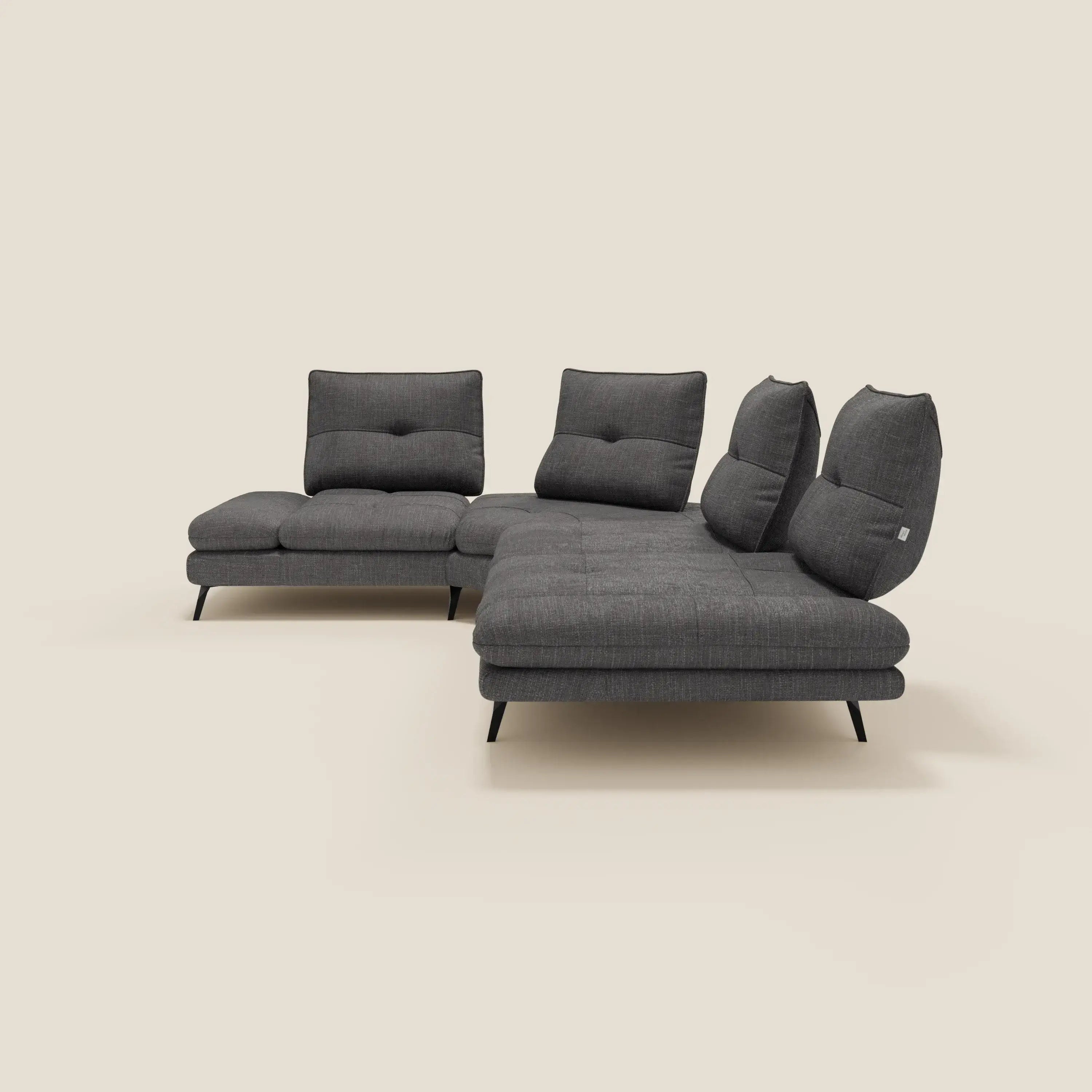 L'Ardex Divano Angolare di Divani.Store, in elegante tessuto impermeabile T06 antracite, è caratterizzato da schienali traslanti, bracciolo regolabile e sottili gambe in metallo nero che formano un'elegante forma a L su sfondo bianco sporco.