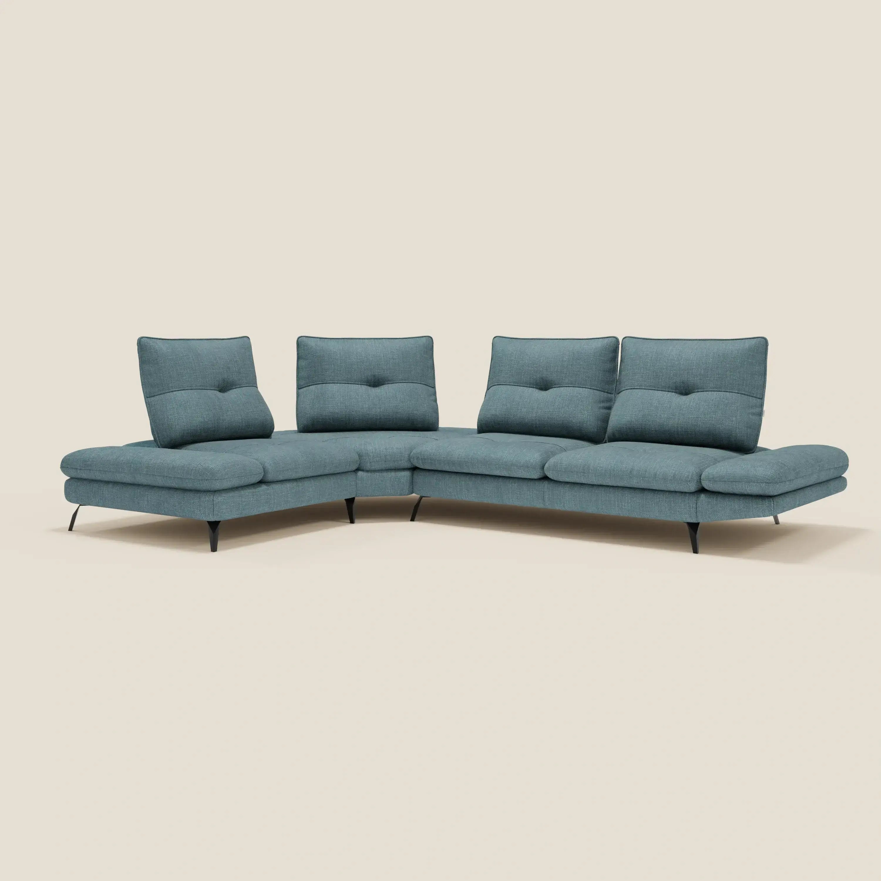 Ardex Divano Angolare di Divani.Store è un divano a L con schienali traslanti, bracciolo regolabile e quattro cuscini di schienale in tessuto impermeabile T06 azzurro, su sfondo bianco sporco.