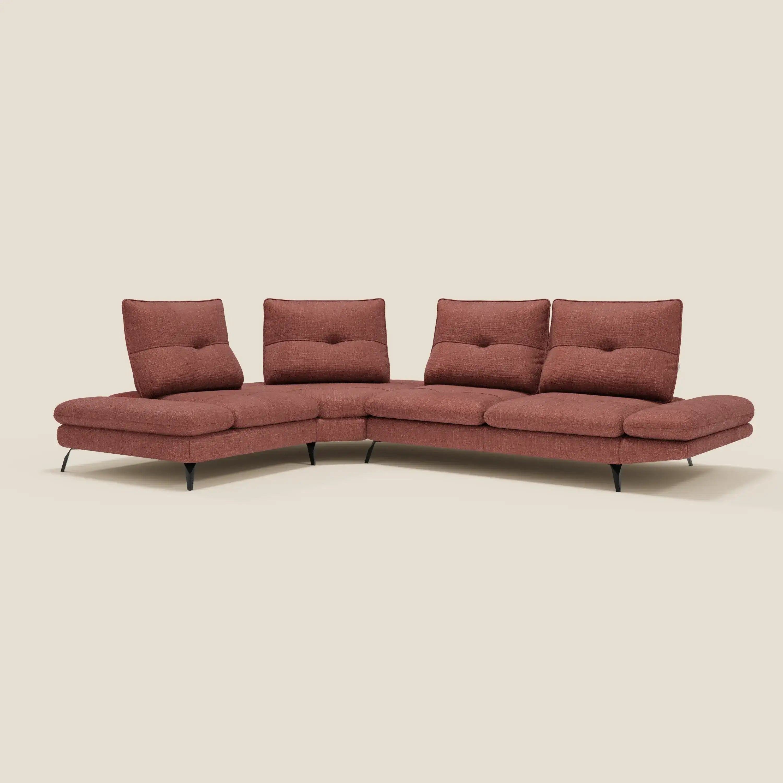 Ardex Divano Angolare di Divani.Store è caratterizzato da schienali scorrevoli, braccioli regolabili ed elegante tessuto impermeabile T06 corallo, con sottili gambe nere su sfondo beige.