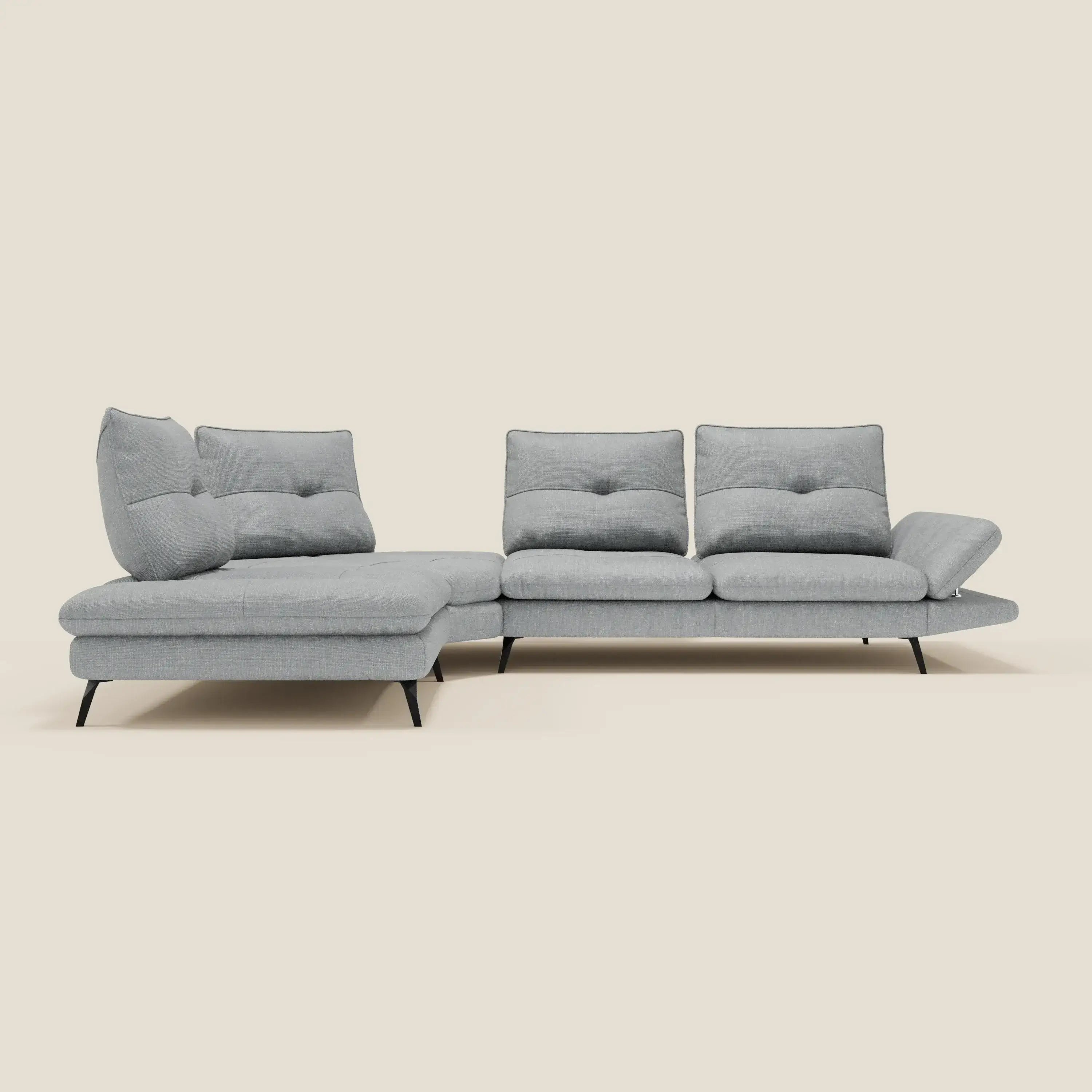 Ardex Divano Angolare di Divani.Store è un divano a L in elegante tessuto impermeabile ghiaccio T06, con schienali scorrevoli, chaise lounge a sinistra, ampie sedute, gambe nere e bracciolo destro regolabile.