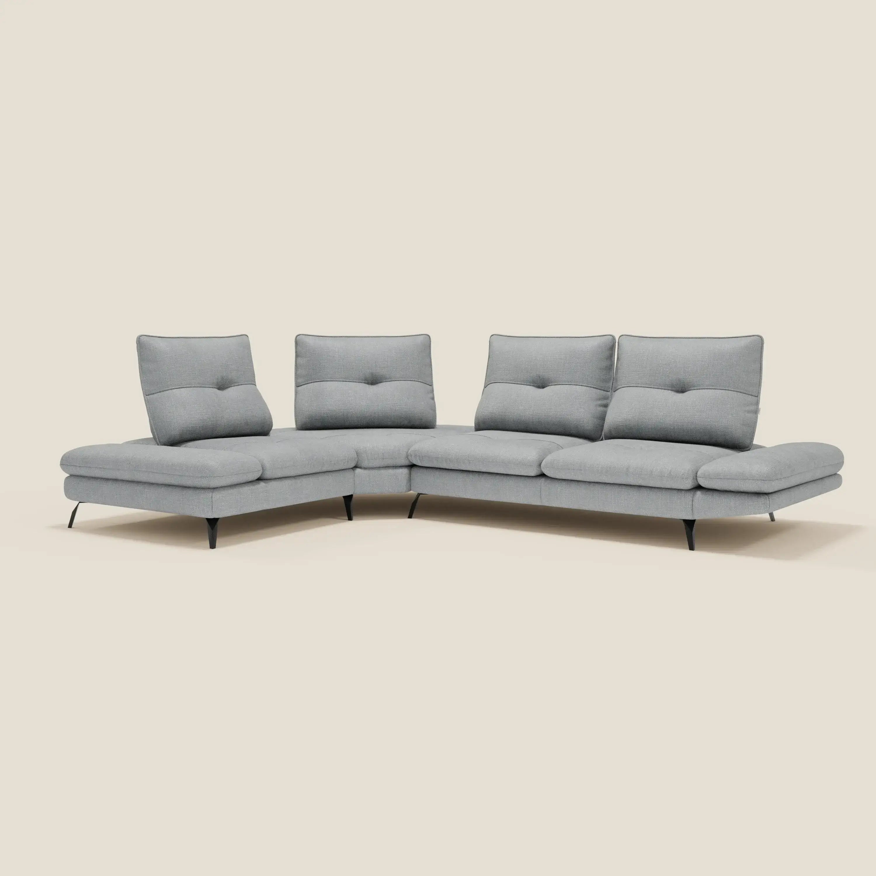 Ardex Divano Angolare di Divani.Store è caratterizzato da schienali e braccioli regolabili, rivestiti in elegante tessuto T06 ghiaccio, resistente all'acqua. Questo moderno divano a L combina una seduta spaziosa con uno stile minimalista.