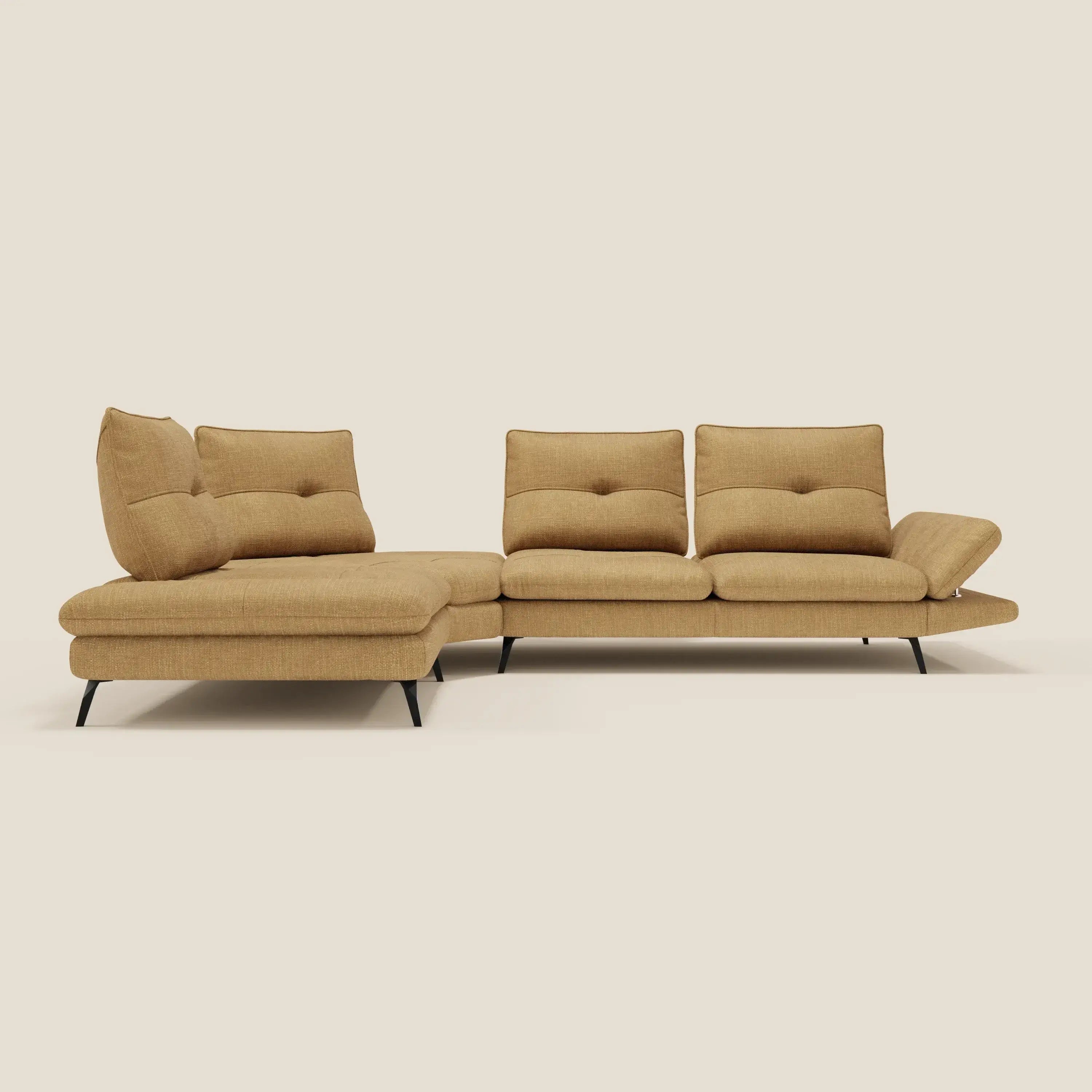 Il Divano Angolare Ardex di Divani.Store è caratterizzato da schienali traslanti, bracciolo regolabile e tessuto impermeabile T06 giallo. Ha tre cuscini di seduta, cuscini di schienale trapuntati, gambe angolari nere e una chaise longue sinistra su sfondo crema.