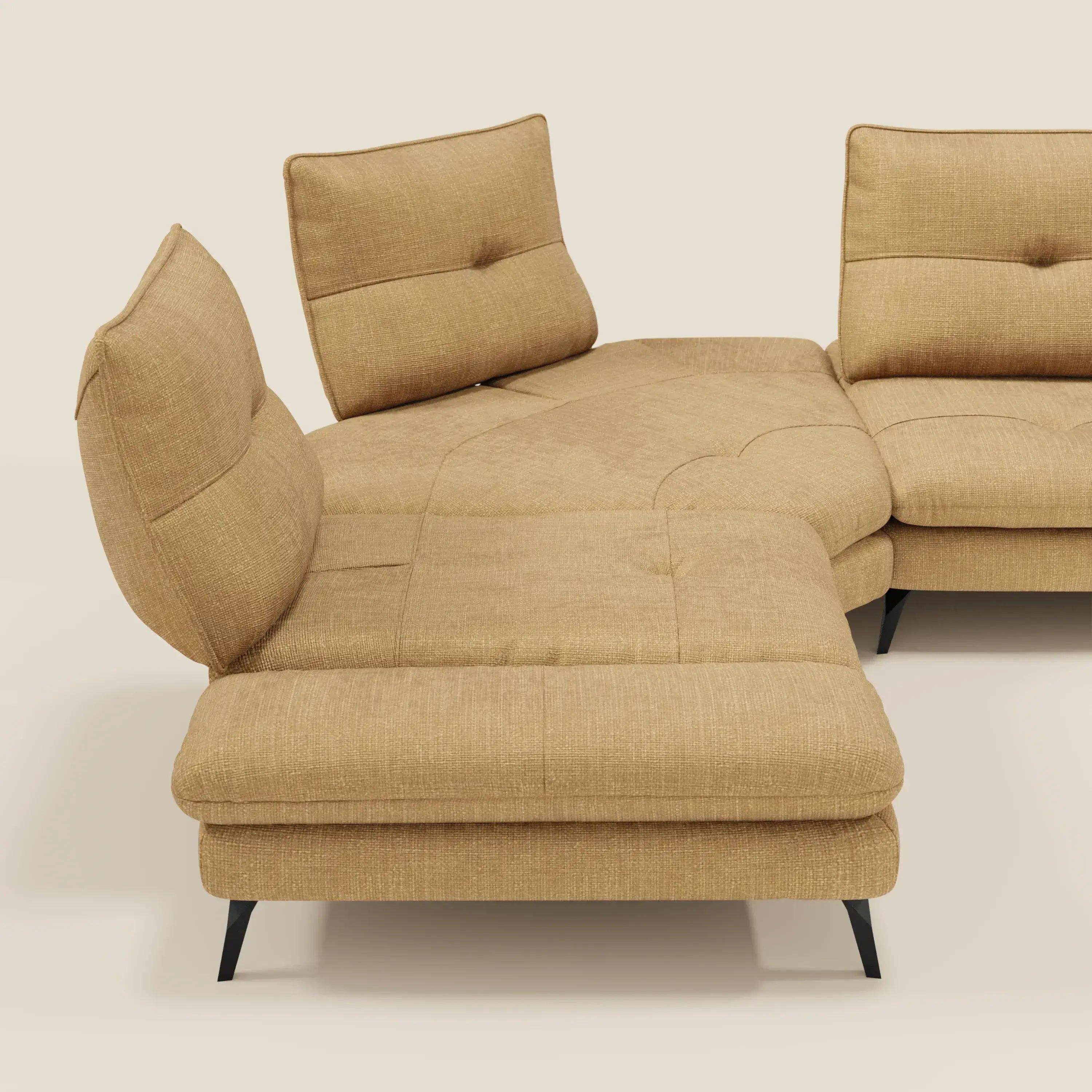 Ardex Divano Angolare di Divani.Store è caratterizzato da schienali traslanti, bracciolo regolabile ed elegante tessuto impermeabile T06 giallo. Vanta cuscini quadrati con inserti e gambe angolari in metallo nero per un elegante stile modulare.