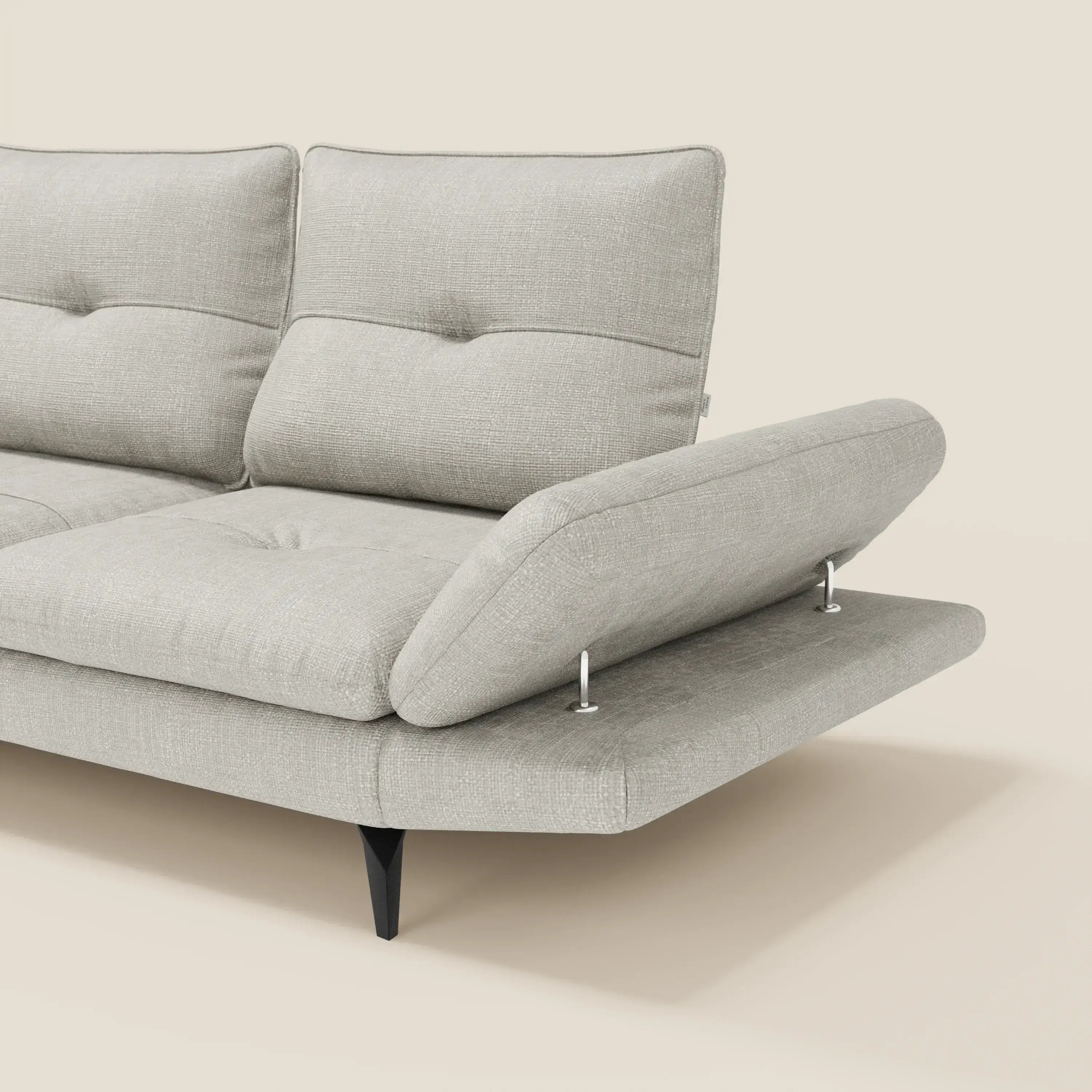 Il divano Ardex Divano Angolare di Divani.Store è caratterizzato da un moderno tessuto impermeabile T06 grigio chiaro, cuscini trapuntati, bracciolo destro regolabile, sottili gambe angolari nere e schienali scorrevoli. Presentato su uno sfondo beige semplice.