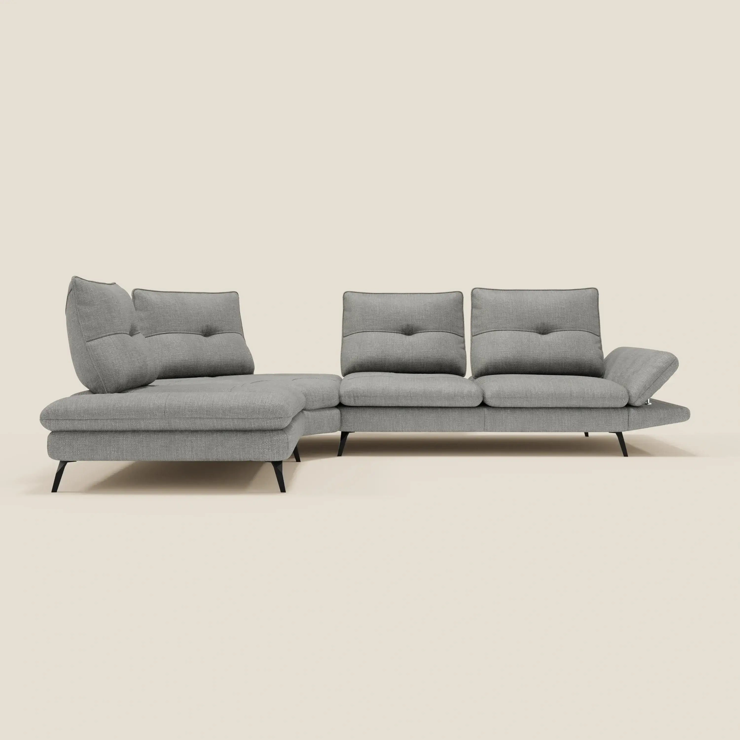 Ardex Divano Angolare di Divani.Store è dotato di tre schienali scorrevoli, di un bracciolo regolabile a destra, di un elegante rivestimento in tessuto impermeabile grigio T06, di gambe angolari in metallo nero e di una chaise lounge sul lato sinistro.