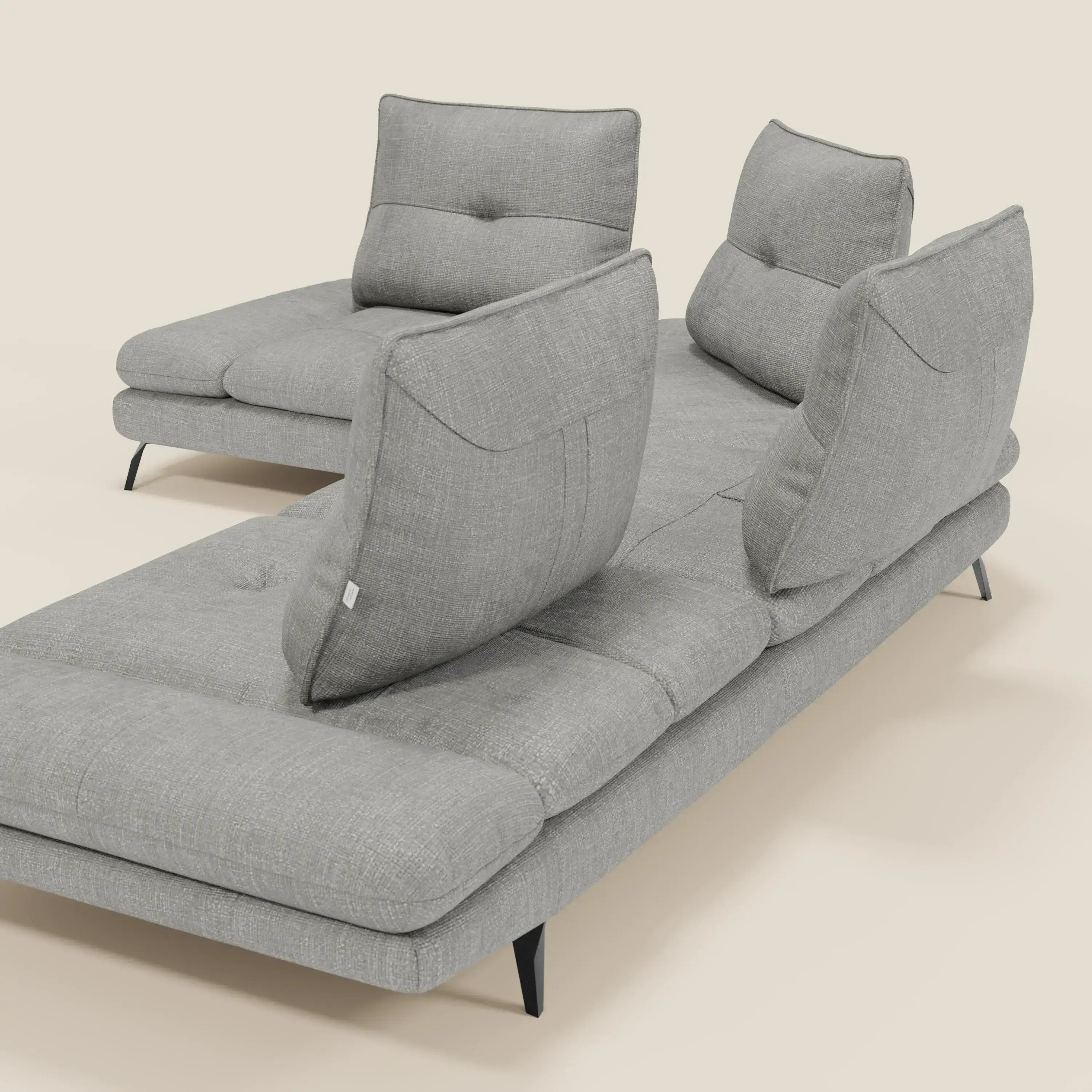 Ardex Divano Angolare di Divani.Store, in tessuto grigio impermeabile T06, è caratterizzato da schienali traslanti, bracciolo regolabile, cuscini trapuntati e gambe angolari nere. In posizione verticale e reclinata su uno sfondo bianco sporco.