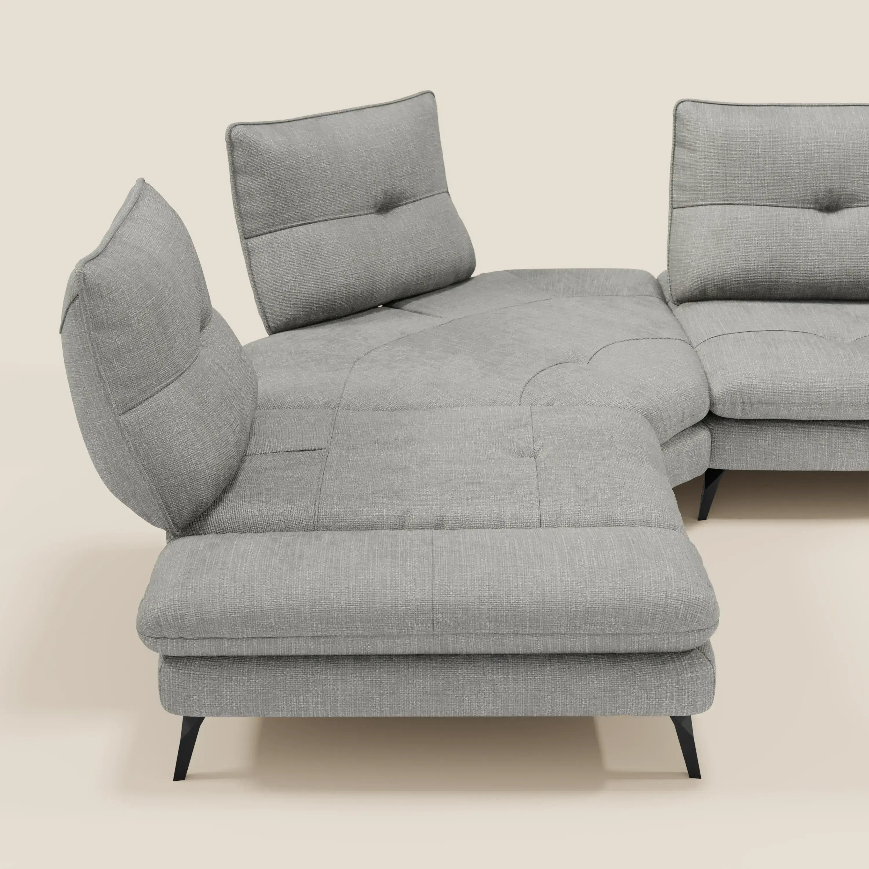 Ardex Divano Angolare di Divani.Store è caratterizzato da schienali traslanti, bracciolo regolabile ed elegante tessuto impermeabile grigio T06. La moderna forma a L, le linee pulite e la morbida imbottitura offrono un look elegante e contemporaneo su uno sfondo beige.