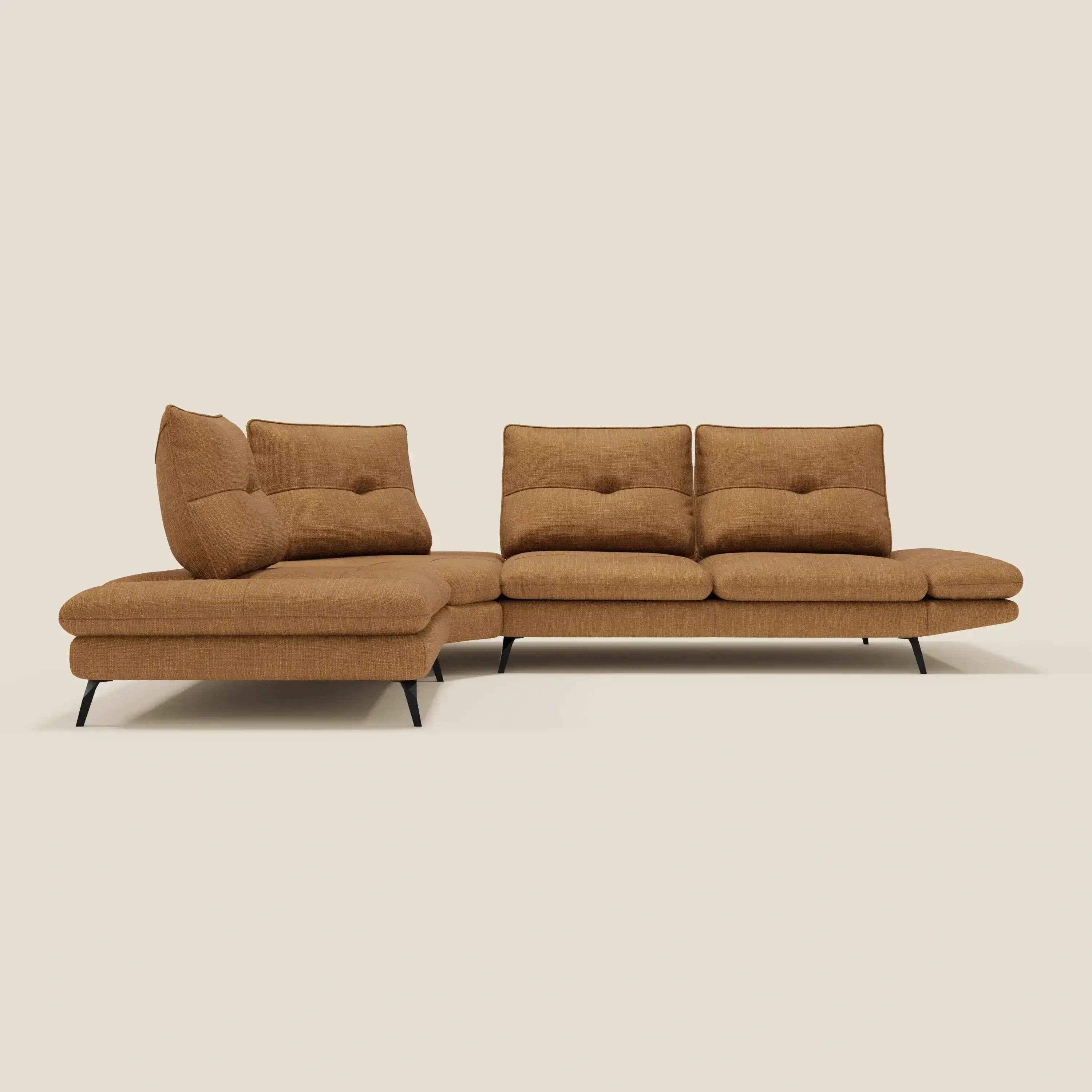 L'Ardex Divano Angolare di Divani.Store è caratterizzato da schienali scorrevoli e braccioli regolabili, rivestiti in un elegante tessuto impermeabile T06 ocra, presentato su uno sfondo beige tinta unita.