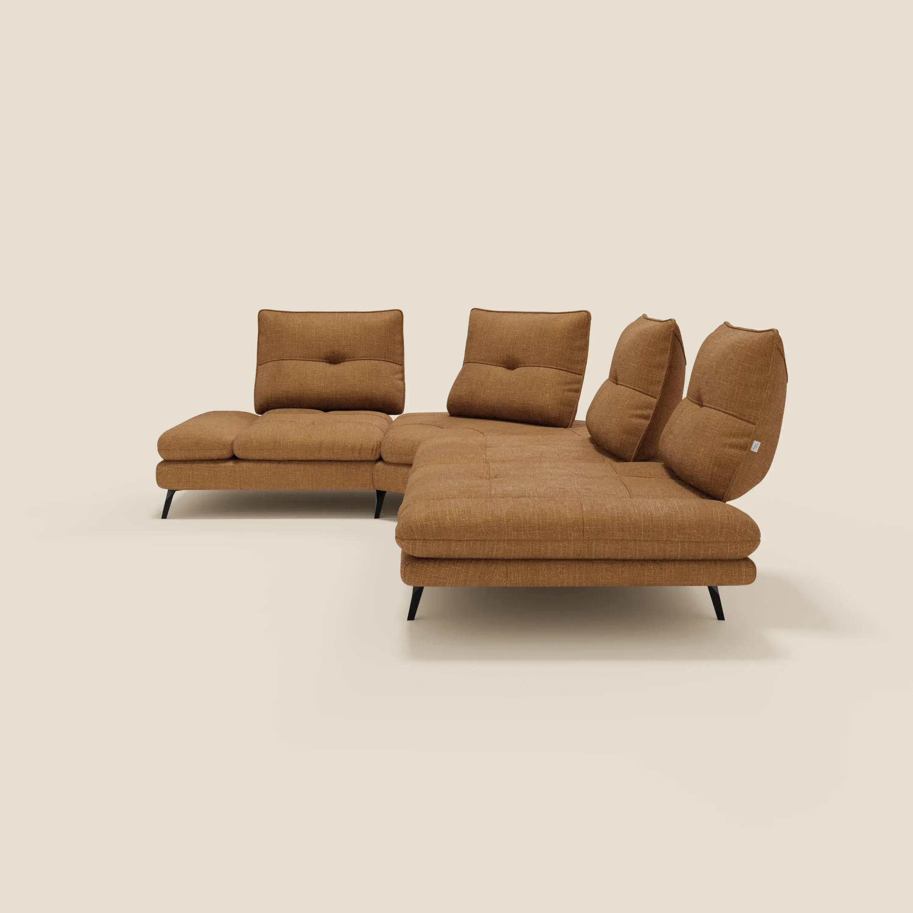 Ardex Divano Angolare di Divani.Store è caratterizzato da schienali traslanti, bracciolo regolabile ed elegante tessuto impermeabile T06 ocra. Poggia su sottili gambe in metallo nero su uno sfondo beige chiaro.