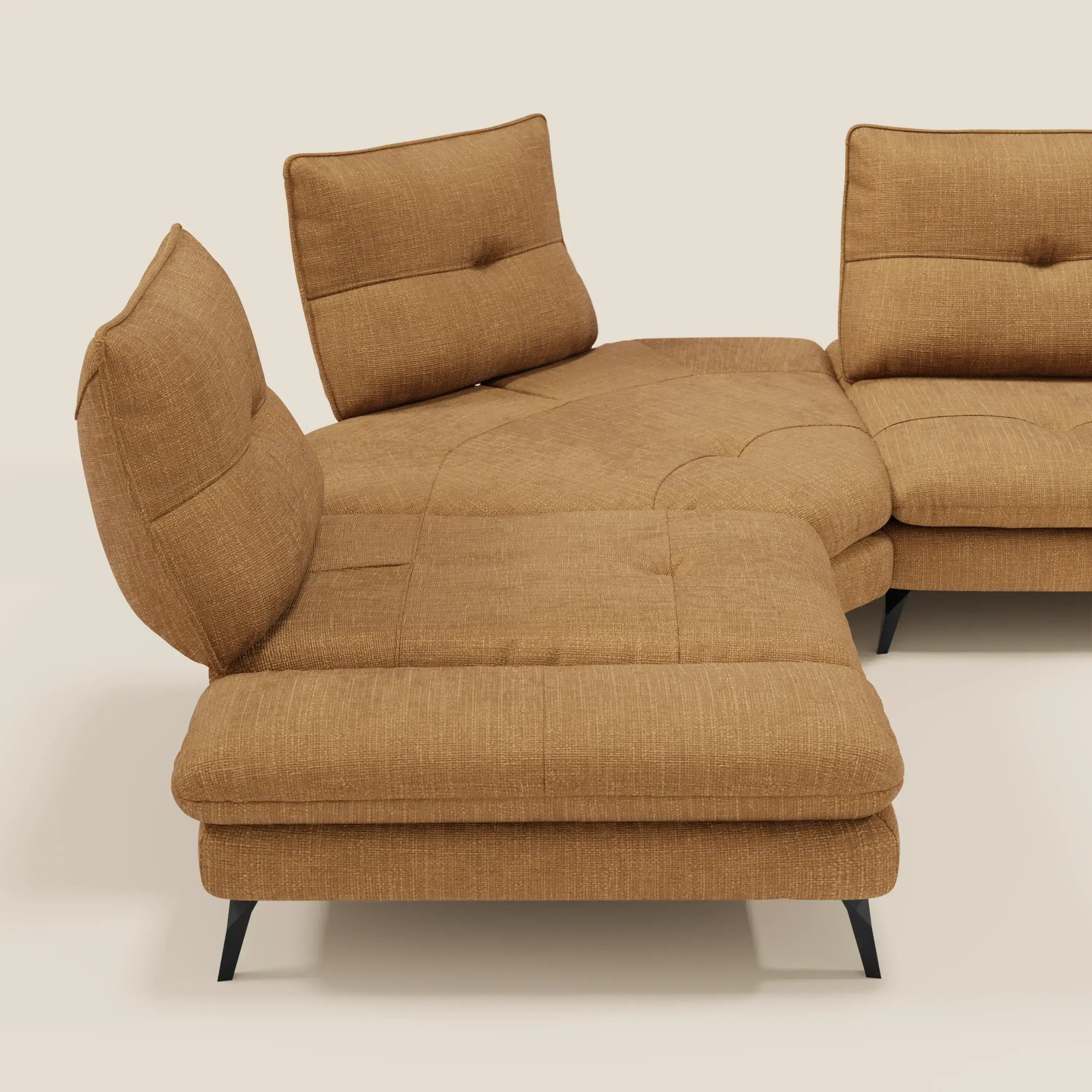 Ardex Divano Angolare di Divani.Store è caratterizzato da schienali e braccioli regolabili, rivestiti in un elegante tessuto impermeabile T06 ocra, che crea una seduta contemporanea unica e di grande stile.