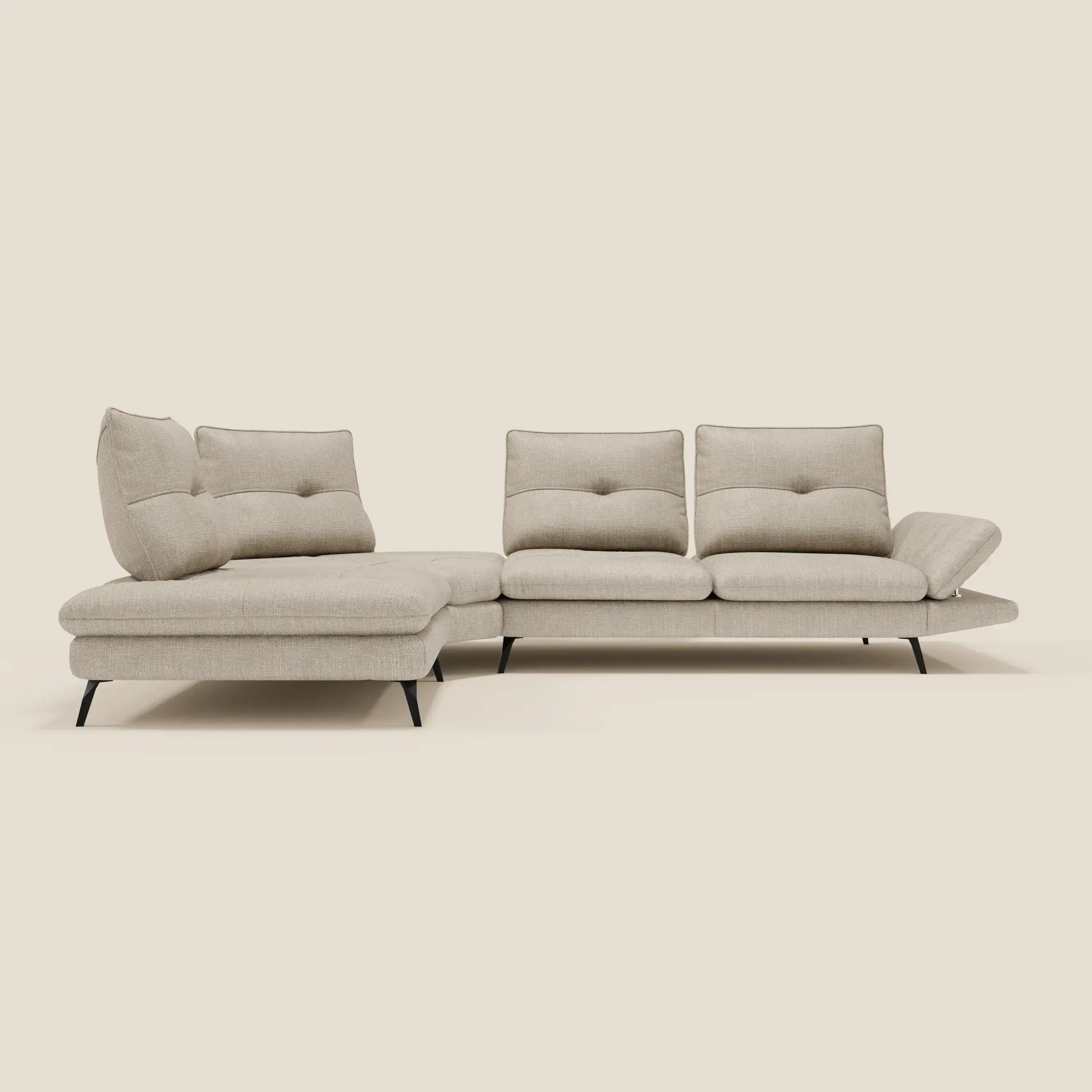 L'Ardex Divano Angolare di Divani.Store è caratterizzato da schienali scorrevoli, braccioli regolabili ed elegante tessuto panna T06 resistente all'acqua, su un semplice sfondo bianco sporco.