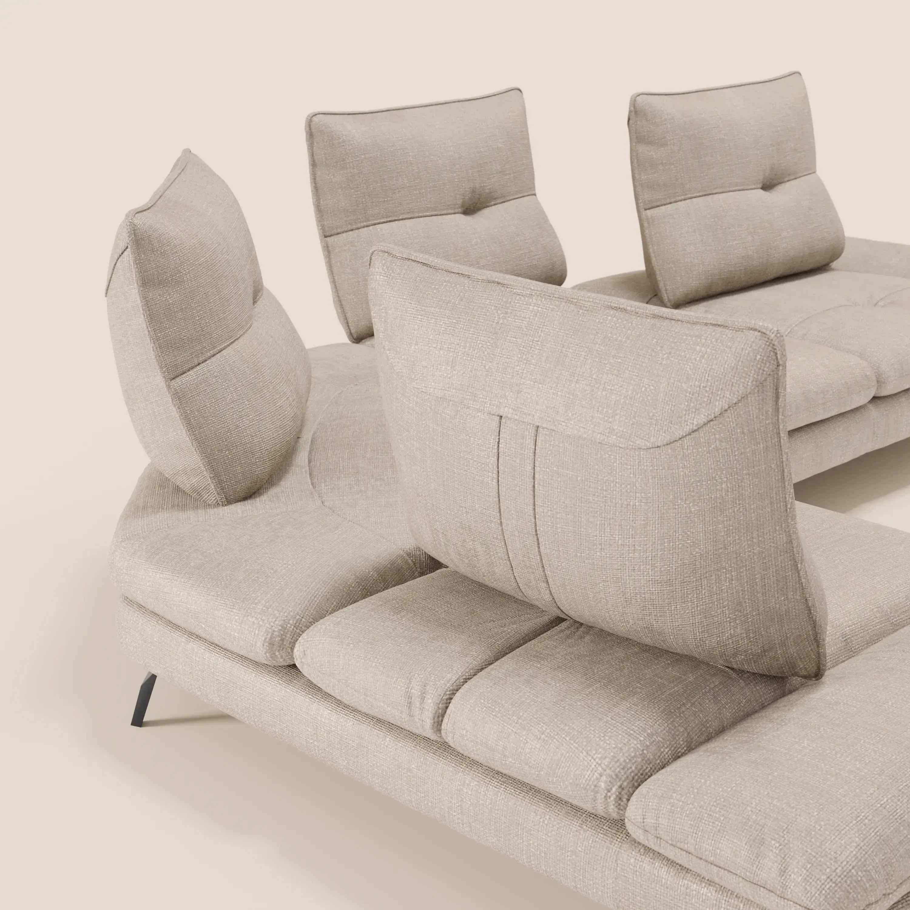 Ardex Divano Angolare di Divani.Store è un divano angolare moderno in tessuto impermeabile T06 panna, caratterizzato da tre schienali regolabili, un bracciolo mobile, gambe nere minimal e cuciture a vista per garantire stile e comfort.
