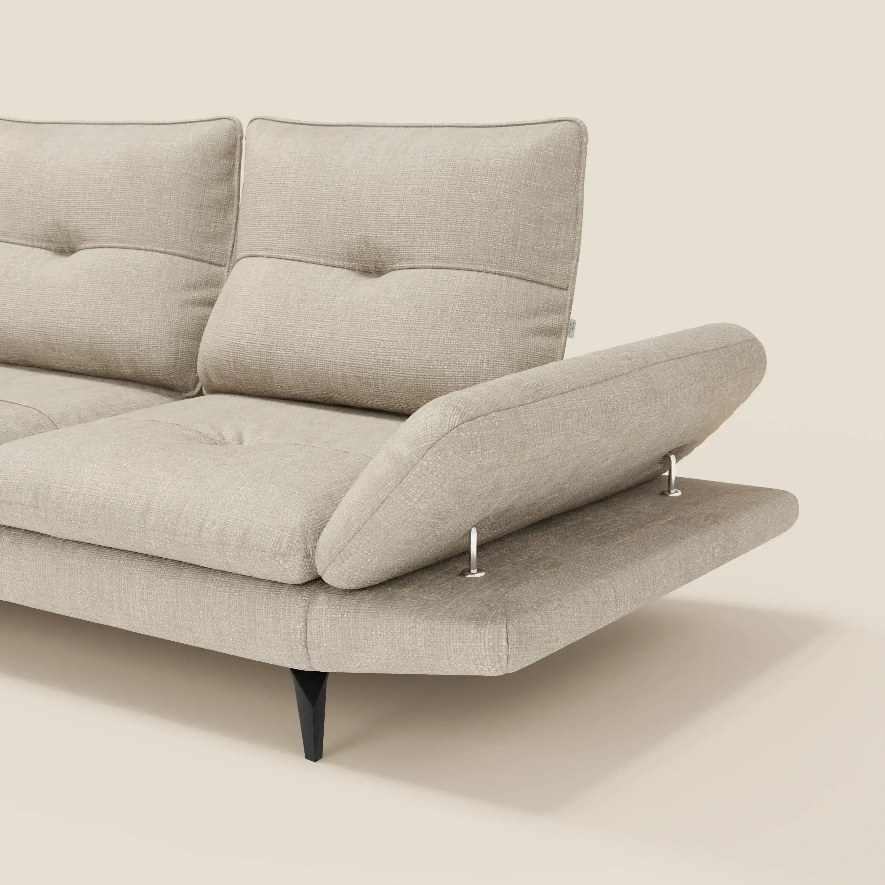 Ardex Divano Angolare di Divani.Store è un moderno divano componibile beige in elegante tessuto impermeabile T06 panna, caratterizzato da gambe angolari nere, schienali scorrevoli e bracciolo destro regolabile con supporti in metallo. La lavorazione capitonné decora i suoi cuscini.