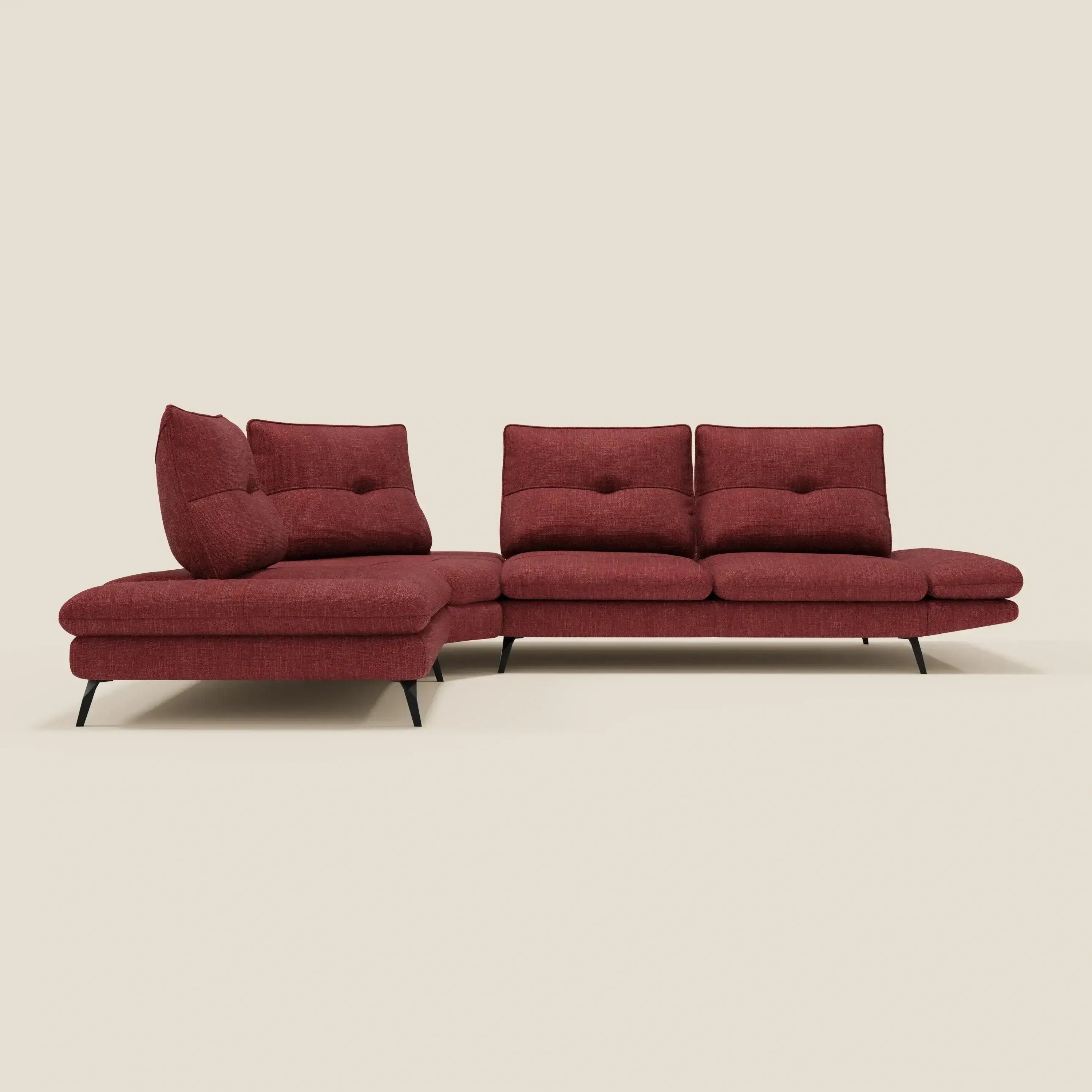 Ardex Divano Angolare di Divani.Store è caratterizzato da tre cuscini di seduta, lavorazione capitonné sugli schienali trapuntati, chaise longue sinistra, sottili gambe in metallo nero e rivestimento in elegante tessuto T06 rosso impermeabile.