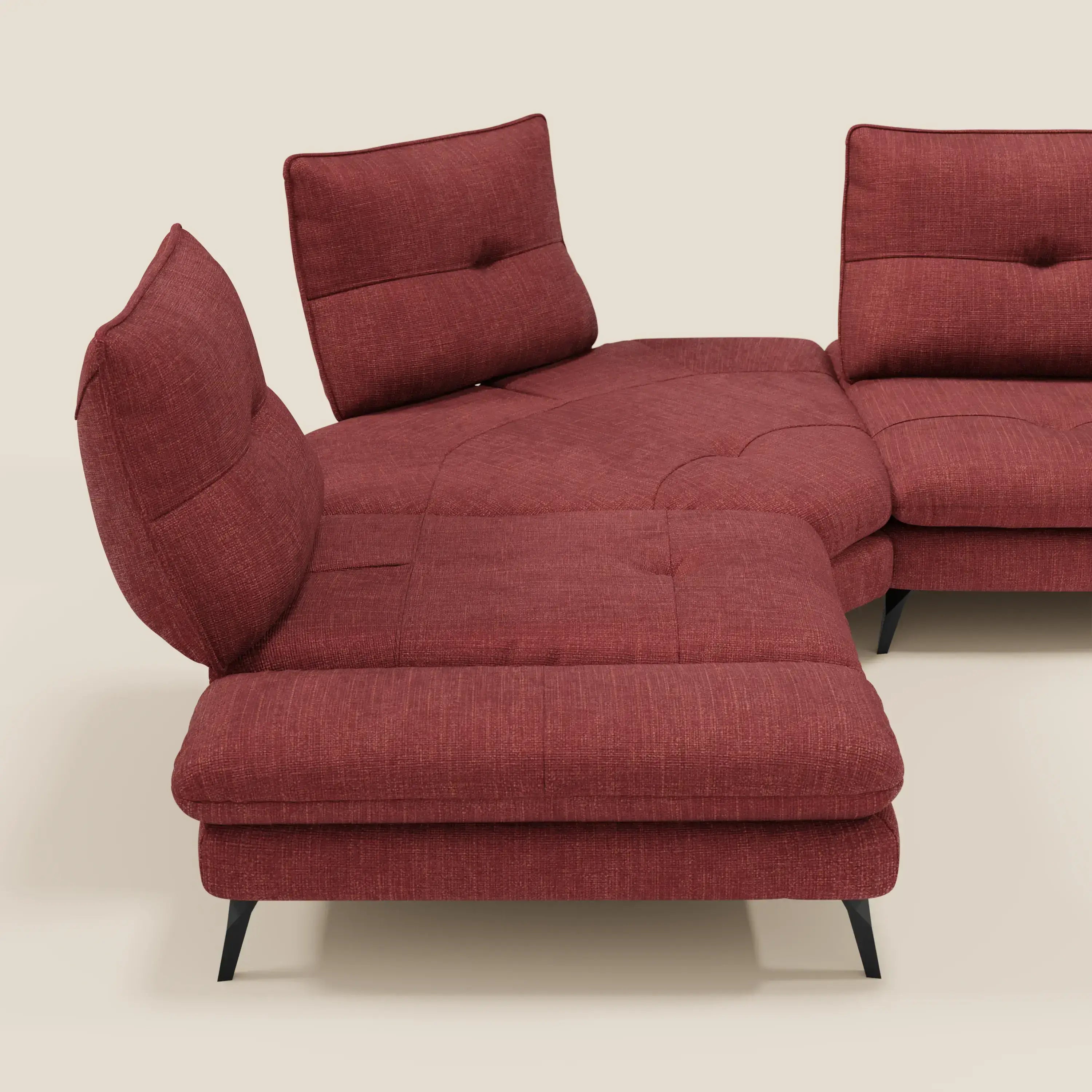 Ardex Divano Angolare di Divani.Store è caratterizzato da schienali traslanti, bracciolo regolabile, elegante tessuto impermeabile rosso T06, gambe angolari nere e ampia seduta per un accogliente look geometrico su sfondo beige.