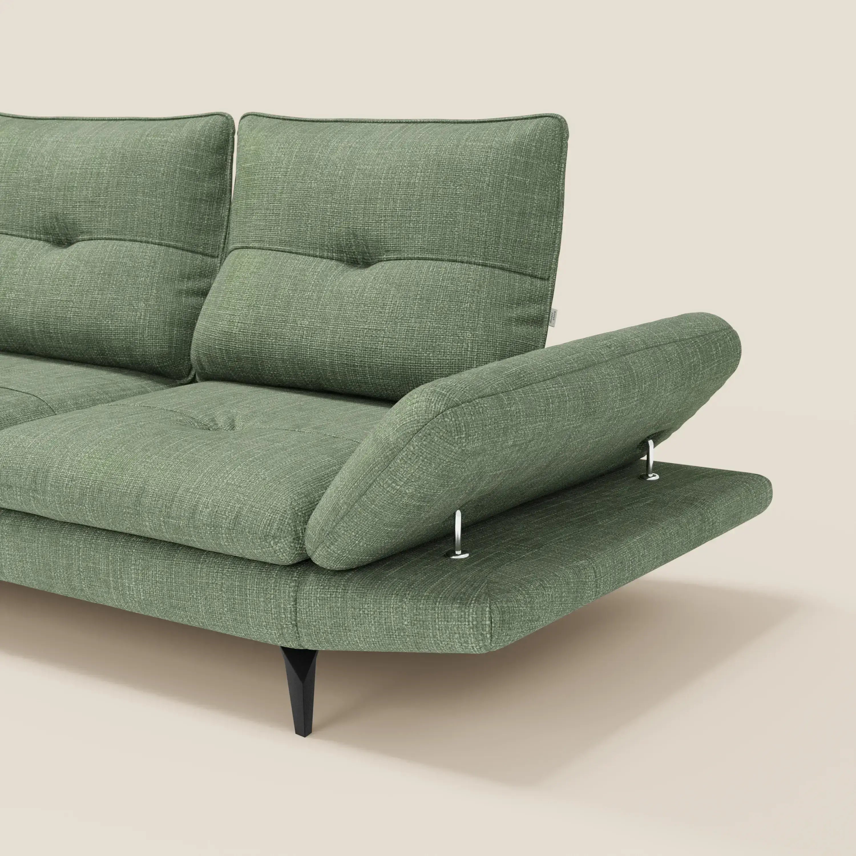 L'Ardex Divano Angolare di Divani.Store in tessuto impermeabile verde T06 è caratterizzato da schienali scorrevoli, braccioli regolabili in altezza sostenuti da aste metalliche, gambe nere sottili e angolate, e si staglia su uno sfondo beige chiaro.