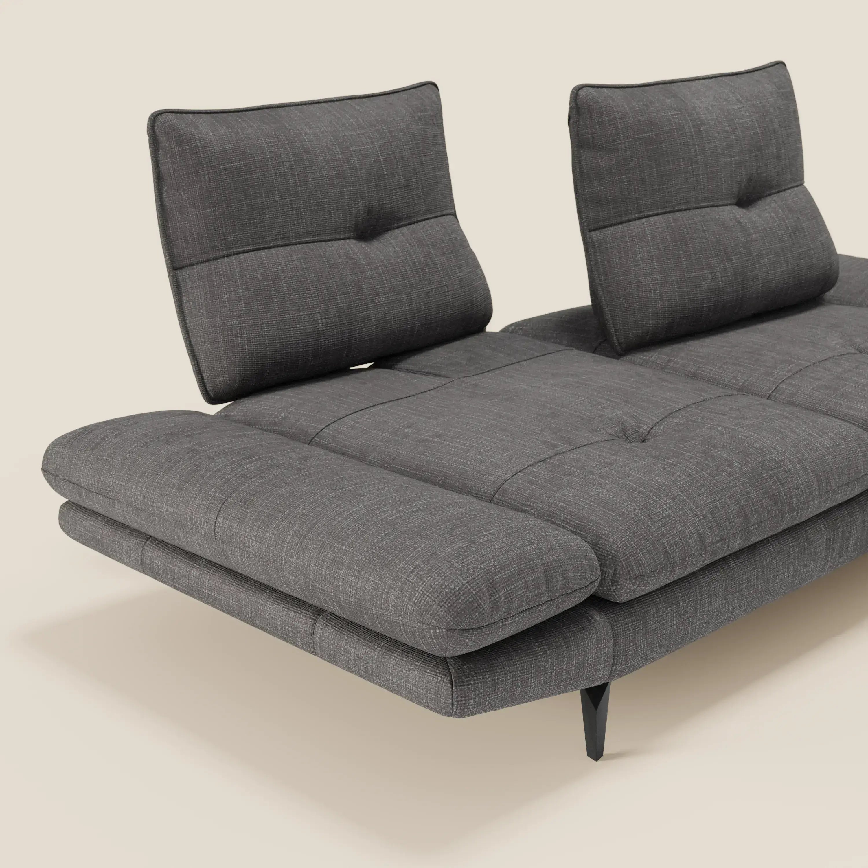 Ardex Divano 3 posti di Divani.Store, in tessuto impermeabile T06 antracite, è caratterizzato da schienali traslanti, braccioli regolabili, gambe angolate nere, texture sottile e semplici cuciture su sfondo beige.