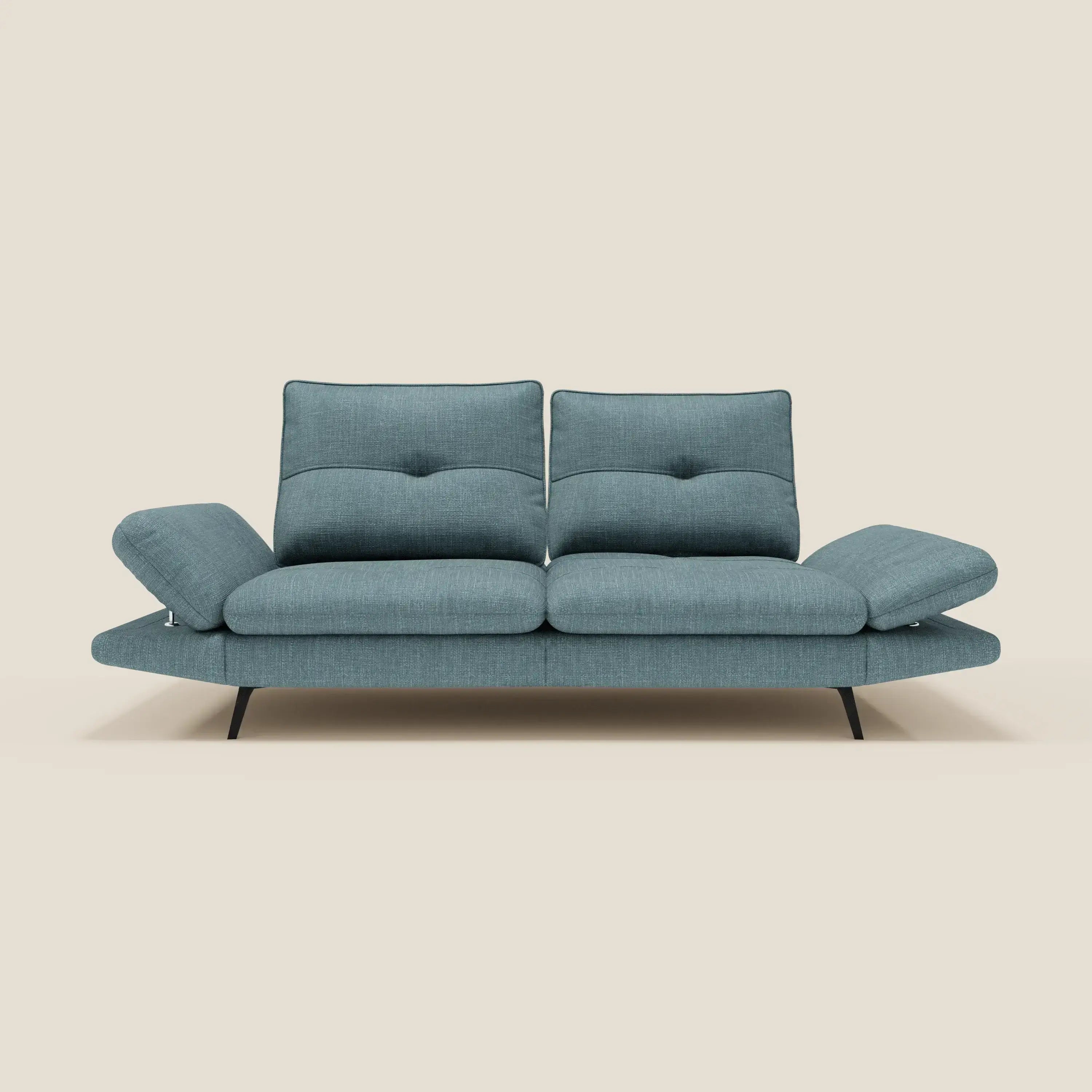 Il divano 3 posti Ardex Divano di Divani.Store in T06 azzurro è caratterizzato da schienali scorrevoli e braccioli regolabili in morbido tessuto impermeabile per un comfort personalizzabile.