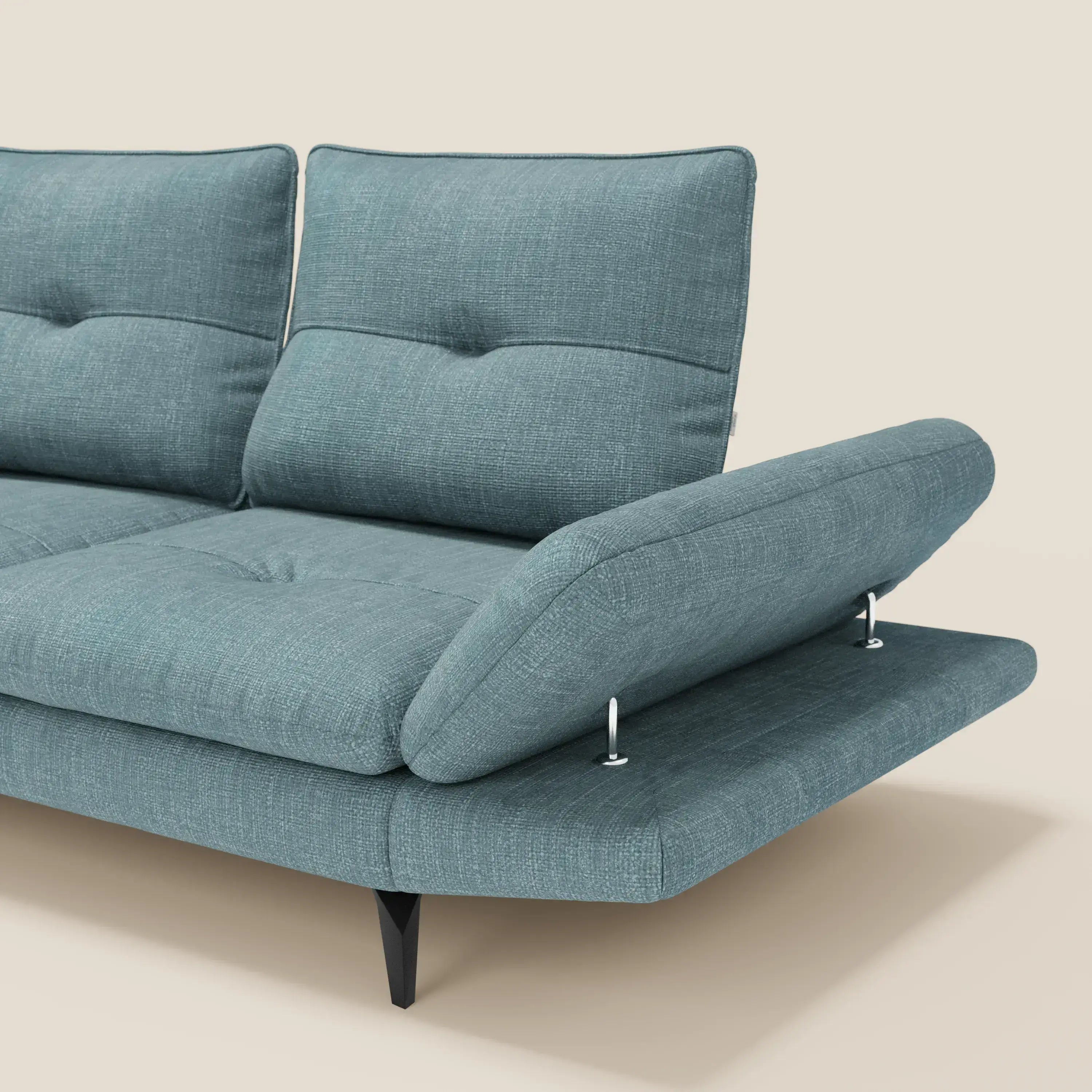 Il divano Ardex 3 posti di Divani.Store in morbido tessuto impermeabile T06 azzurro è caratterizzato da schienali traslanti, bracciolo regolabile a sinistra con sostegni cromati, cuscini trapuntati, gambe angolate nere e si trova su uno sfondo beige chiaro.