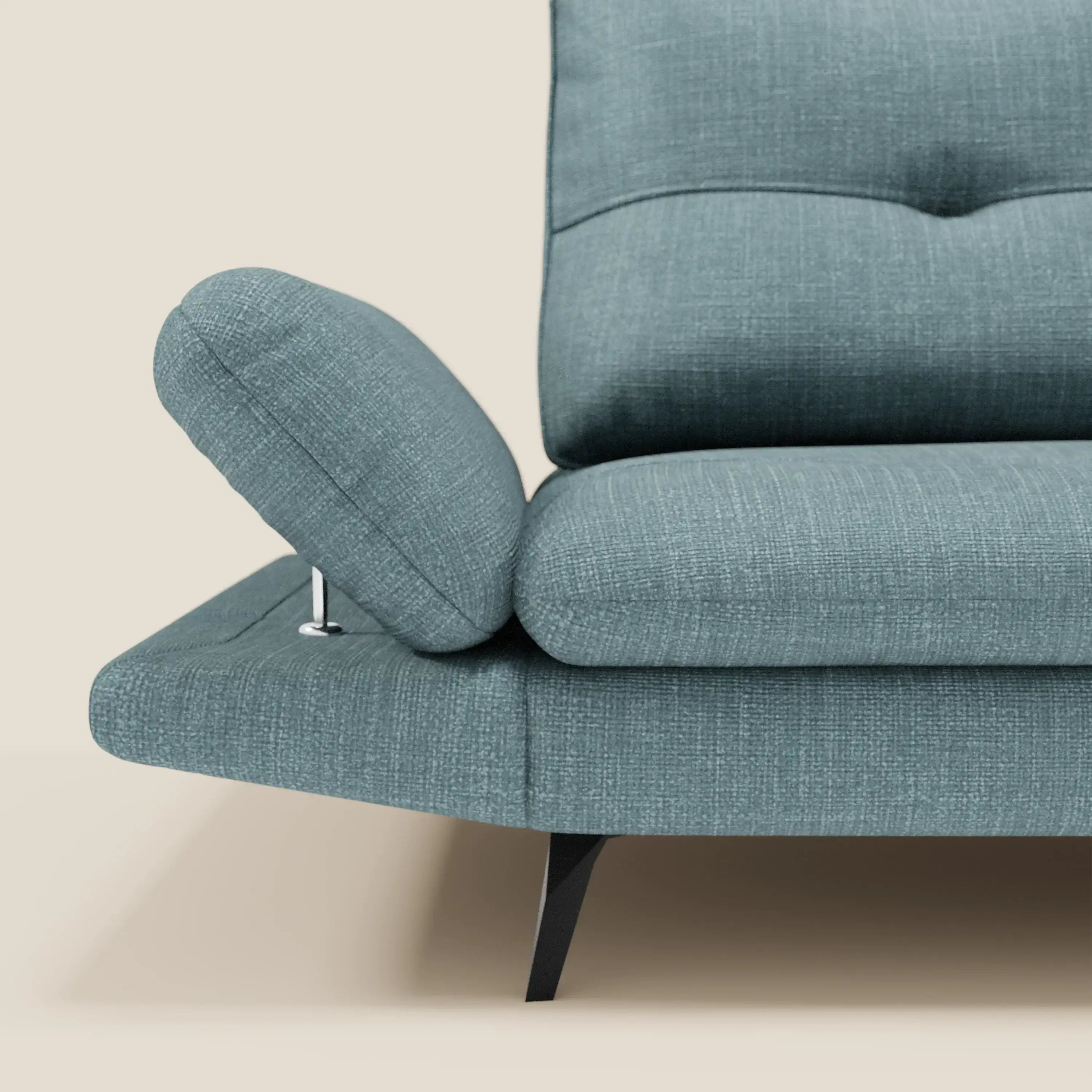 Ardex Divano 3 posti di Divani.Store è caratterizzato da braccioli regolabili, schienali scorrevoli e tessuto impermeabile T06 azzurro con inserti a bottone. Le eleganti gambe nere angolate contrastano splendidamente con lo sfondo beige chiaro, come si vede dal lato sinistro.