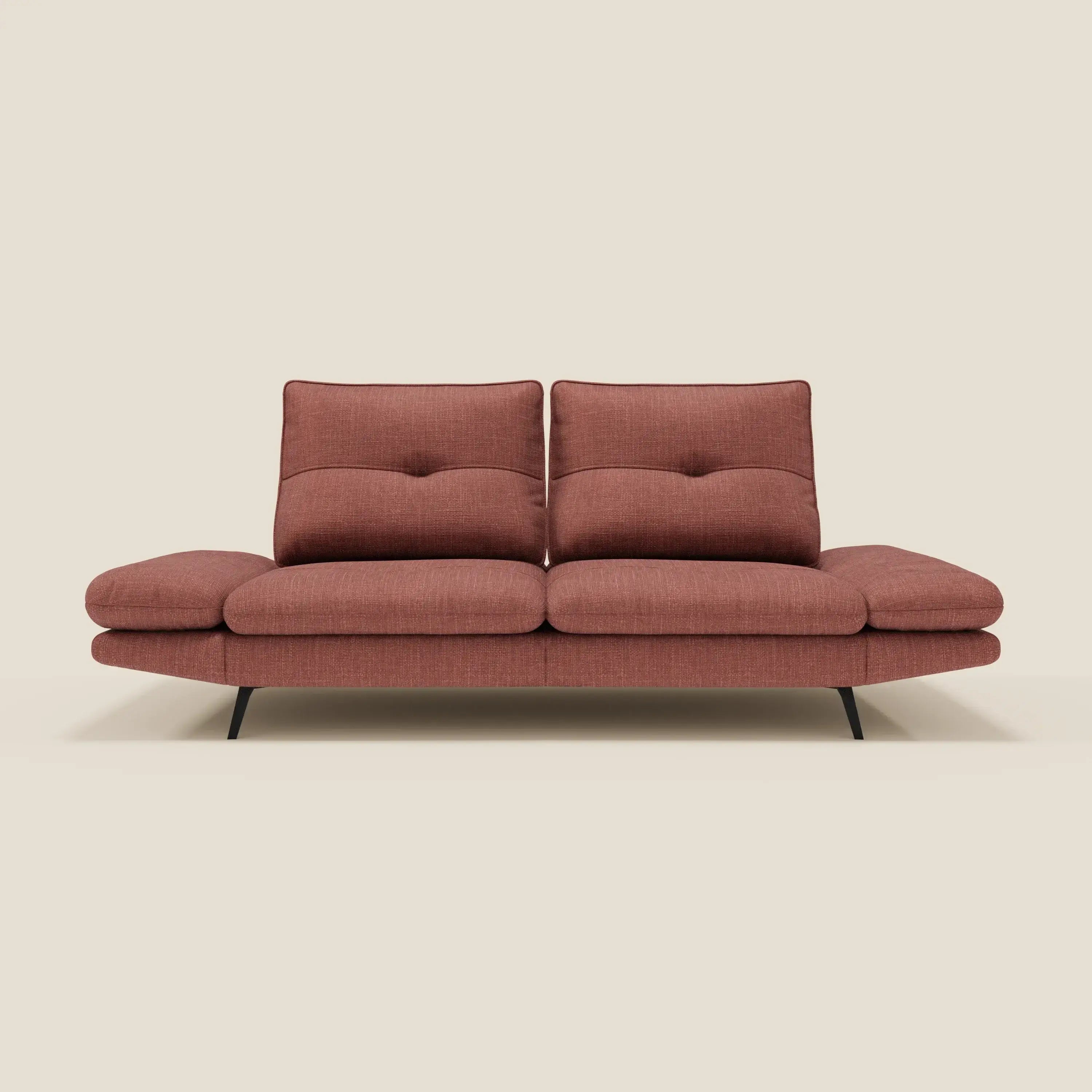 Ardex Divano 3 posti di Divani.Store è caratterizzato da un design moderno in tessuto impermeabile T06 corallo, cuscini di schienale in tessuto felpato, braccioli regolabili, gambe sottili nere e sfondo beige chiaro.