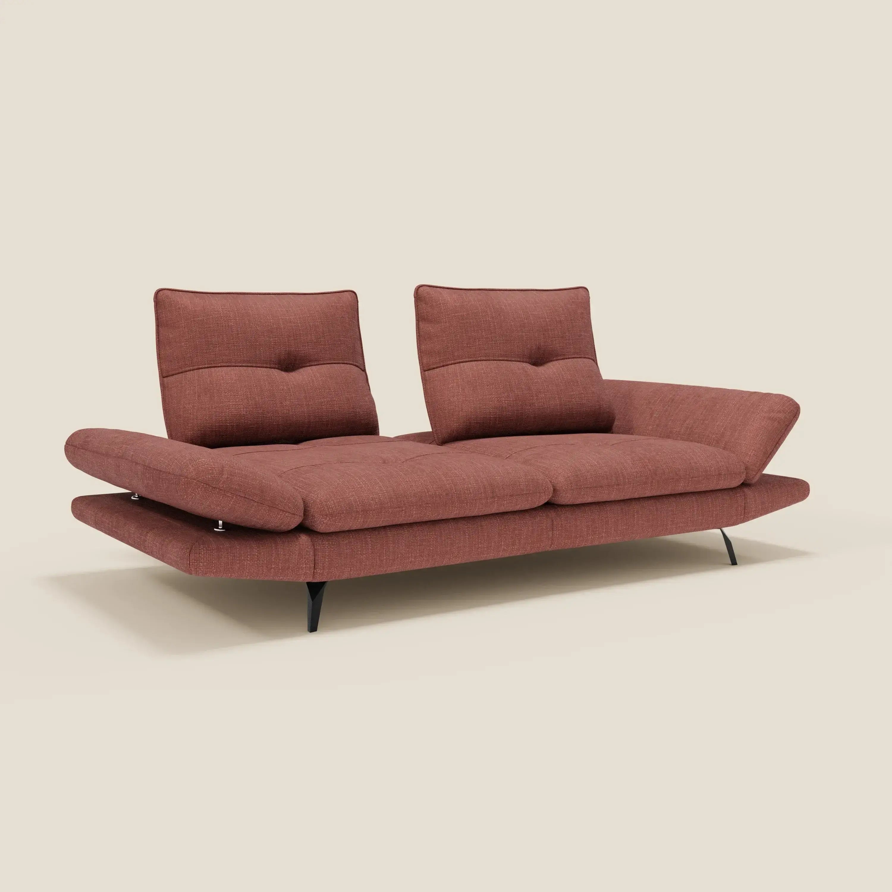 Ardex Divano 3 posti di Divani.Store in T06 corallo è caratterizzato da schienali traslanti, braccioli regolabili e morbido tessuto impermeabile, perfetto per il comfort personalizzato con un look moderno e sottili gambe nere.