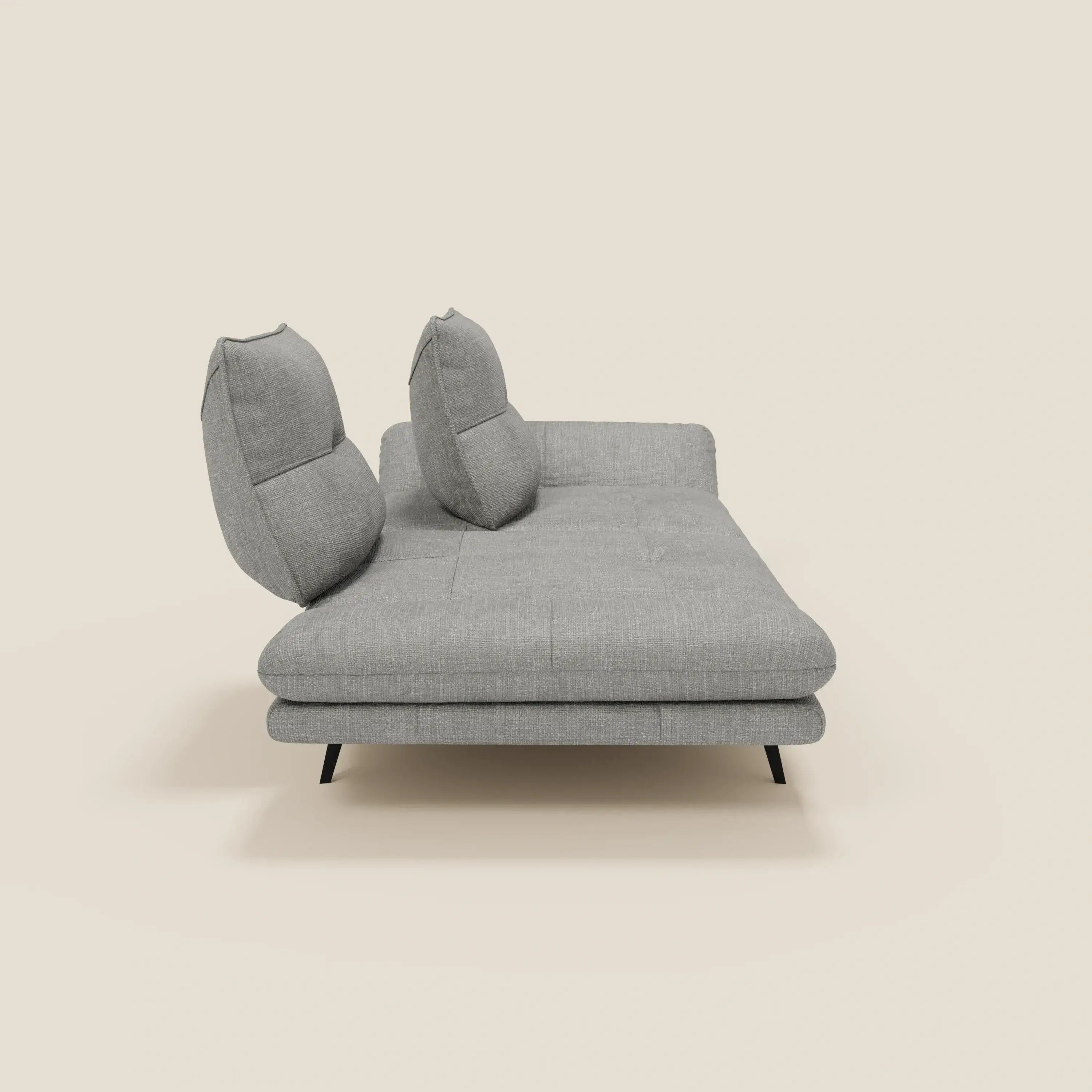 Ardex Divano 3 posti di Divani.Store presenta due schienali alti e angolati e braccioli regolabili in morbido tessuto impermeabile grigio T06. Il suo design pulito e contemporaneo, con gambe corte e nere, aggiunge un tocco elegante e minimalista a qualsiasi sfondo neutro.