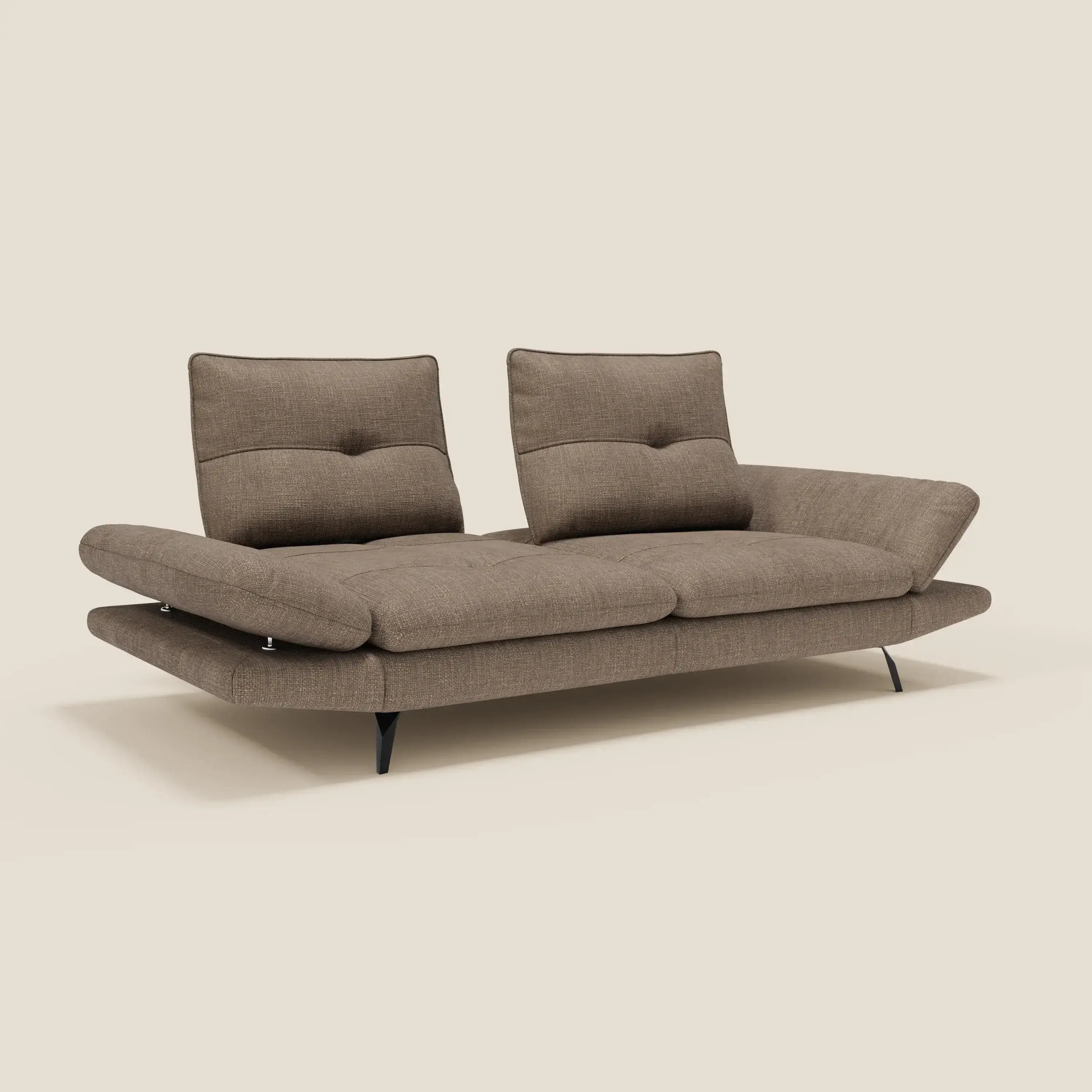 L'Ardex Divano 3 posti di Divani.Store, in tessuto impermeabile T06 marrone, offre schienali traslanti, braccioli regolabili e gambe nere inclinate per un look moderno su sfondo beige.