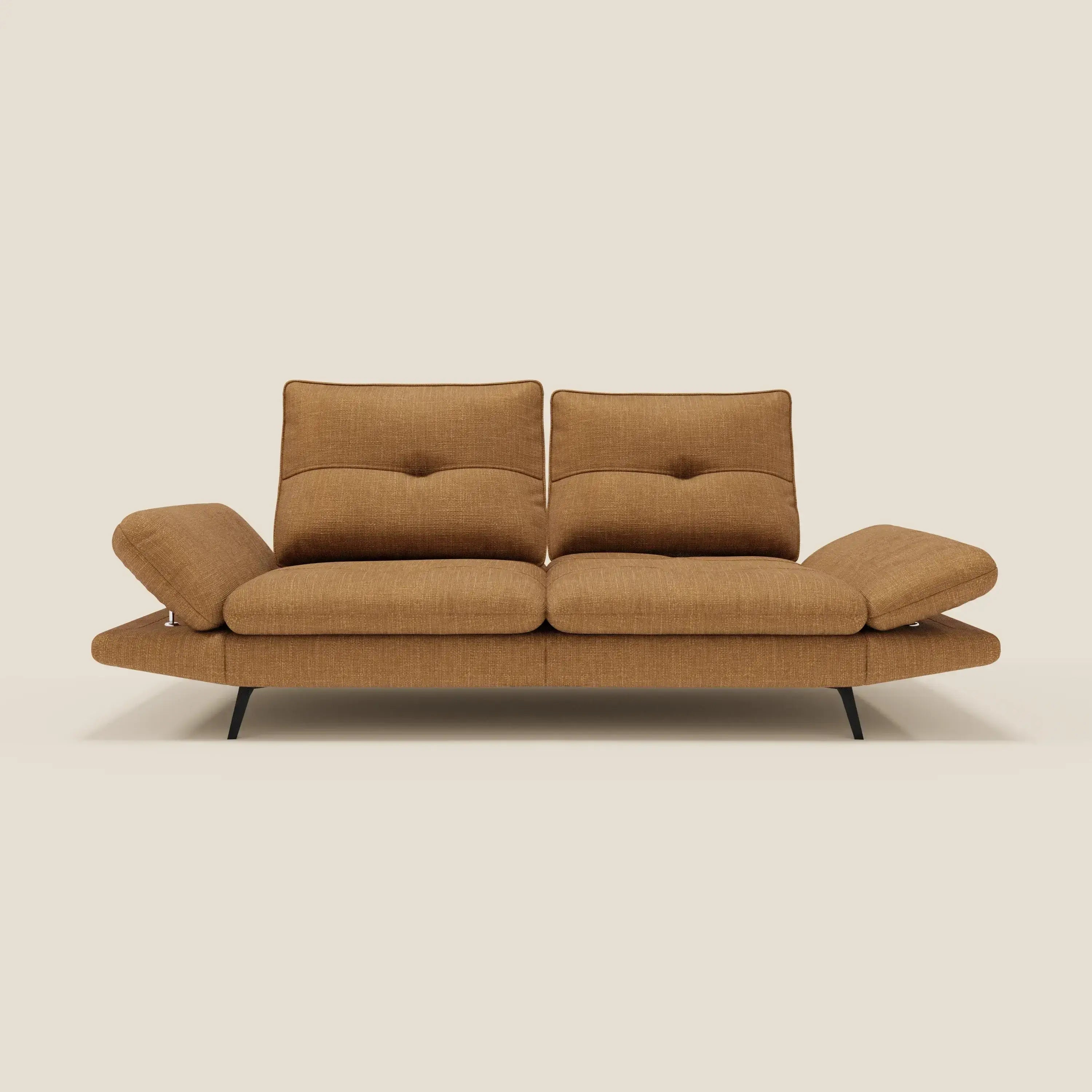 Ardex Divano 3 posti di Divani.Store è caratterizzato da schienali traslanti, braccioli regolabili e una seduta imbottita in morbido tessuto impermeabile T06 ocra. Il suo look minimalista e contemporaneo è sottolineato da sottili gambe nere.