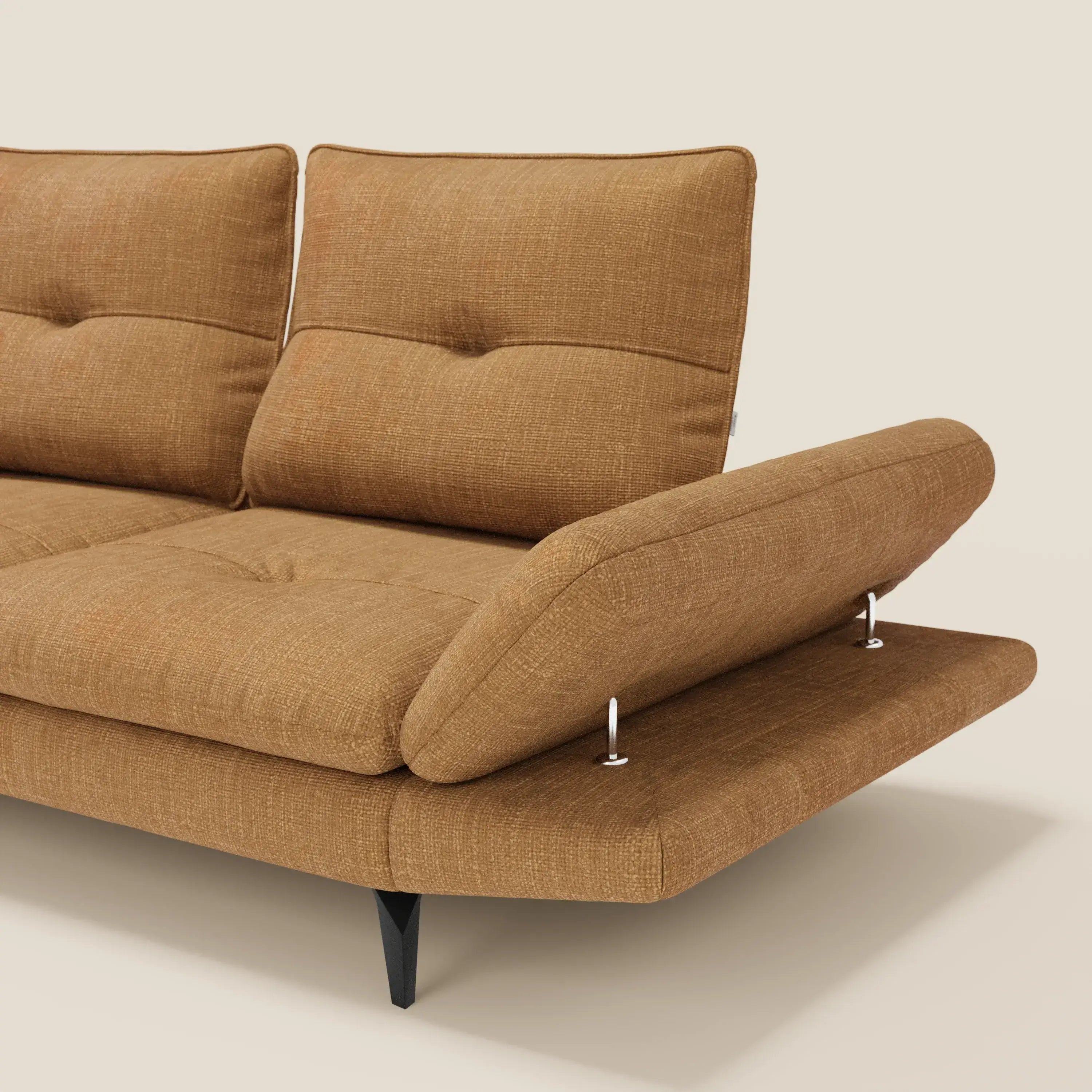 Ardex Divano 3 posti di Divani.Store è caratterizzato da schienali traslanti, braccioli regolabili e morbido tessuto impermeabile T06 ocra. L'immagine mostra il lato destro, che mette in evidenza il suo comfort personalizzabile su uno sfondo beige semplice.