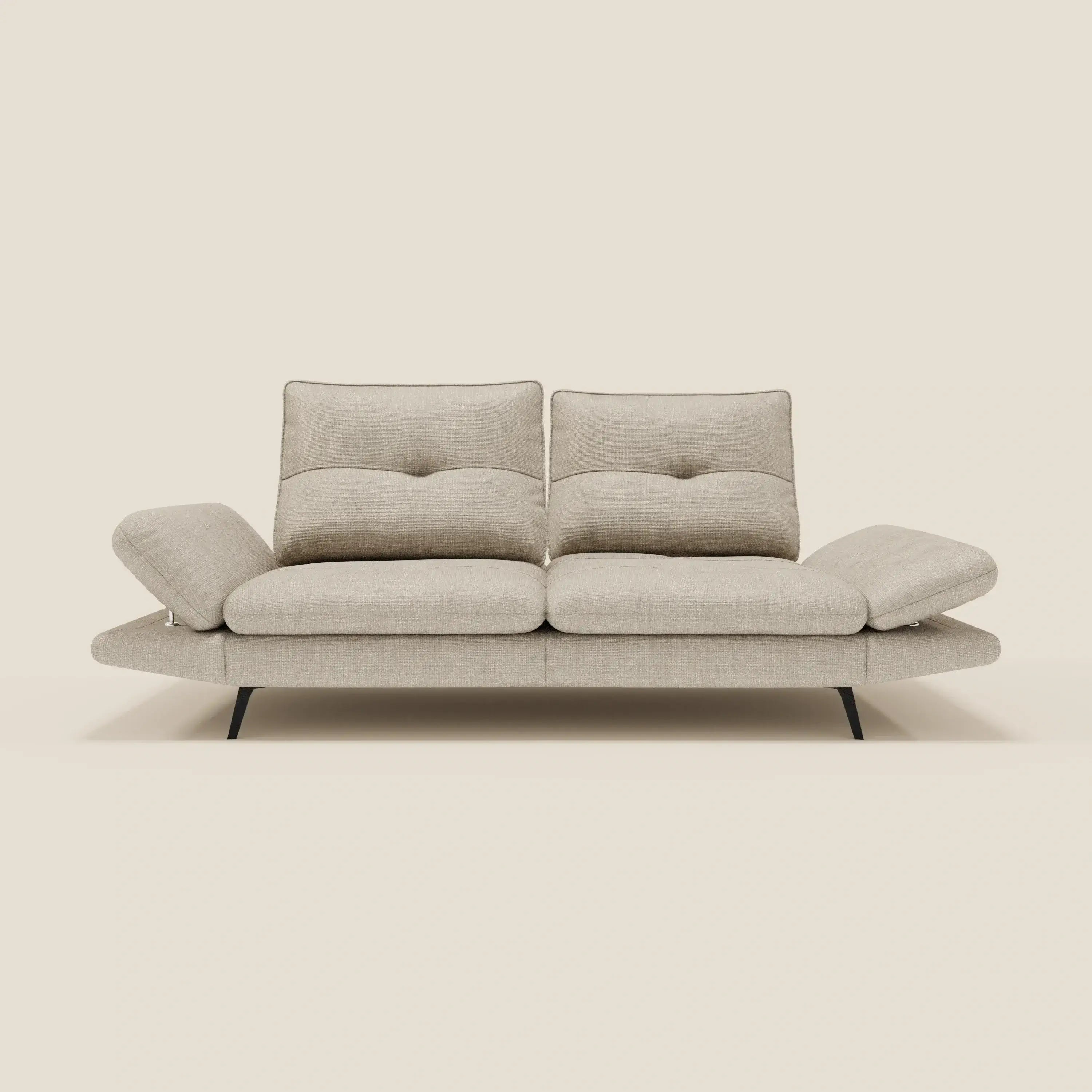 Il divano Ardex 3 posti di Divani.Store in morbido tessuto impermeabile T06 panna è caratterizzato da schienali traslanti, braccioli regolabili e un design moderno con gambe in metallo nero, su uno sfondo chiaro.